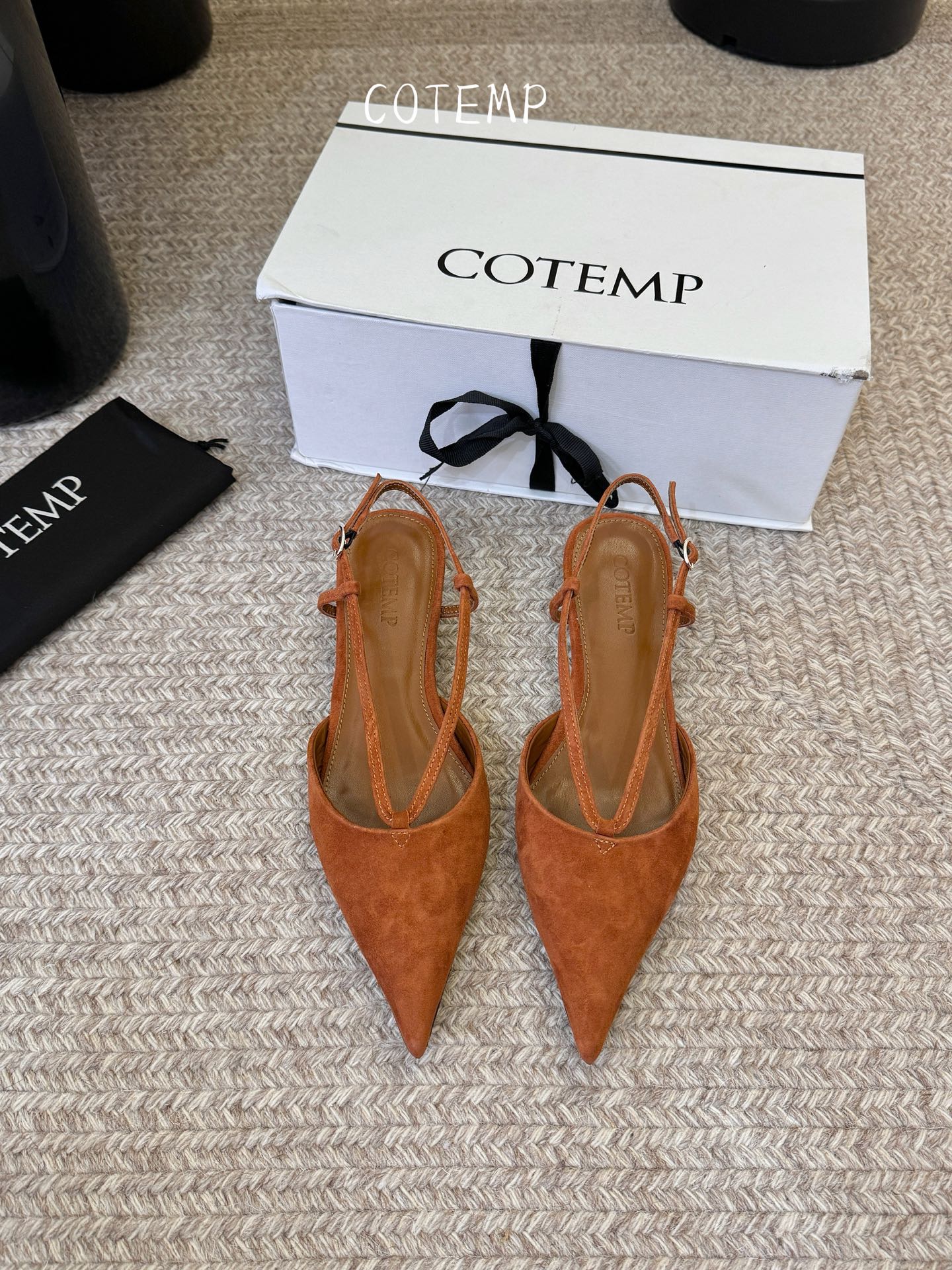 Cotem* 新品以精巧编织工艺塑造独特鞋面 尖头设计增添锐利摩登感 编织绑带环绕脚踝 勾勒纤细线条 将