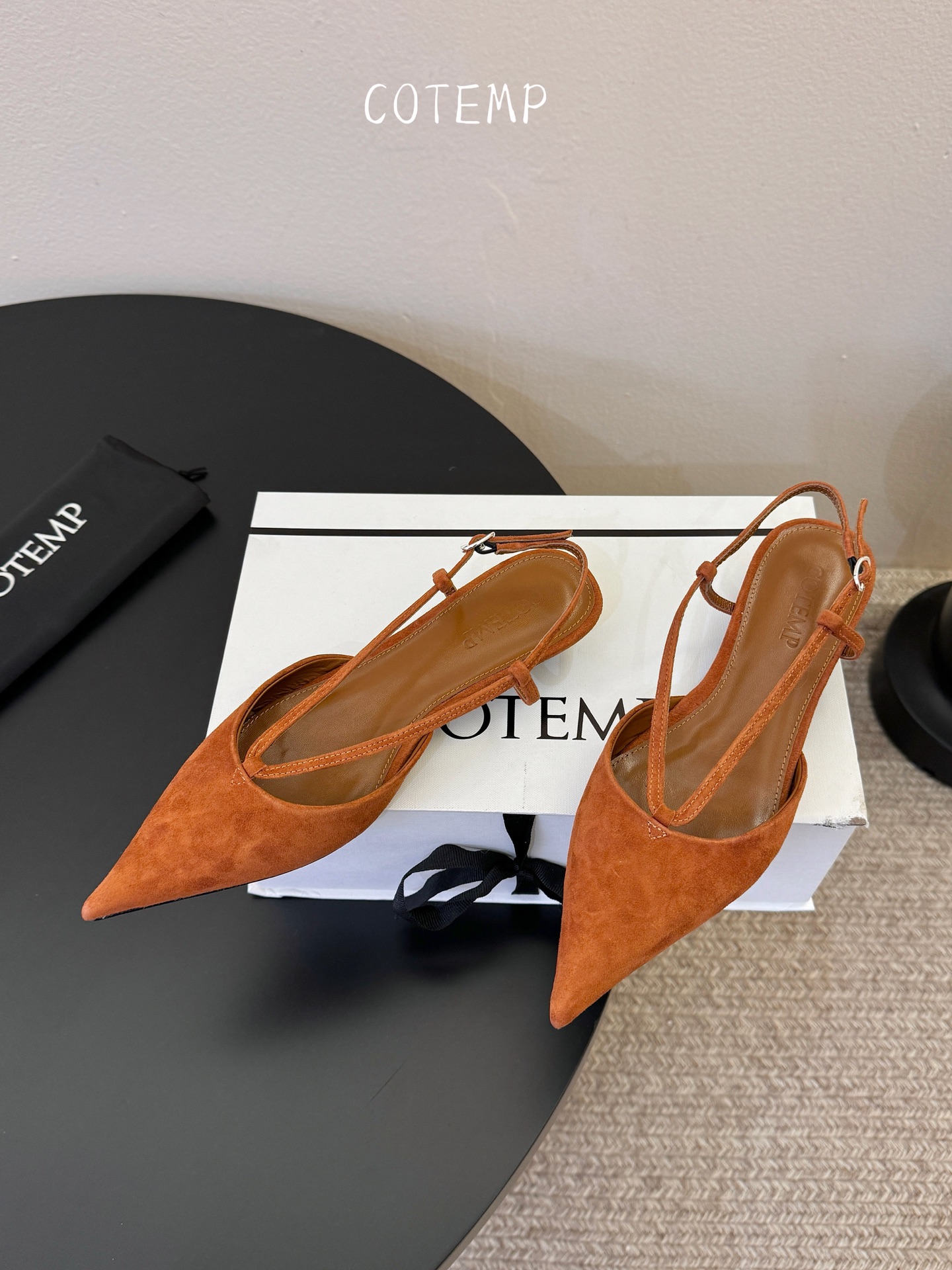 Cotem* 新品以精巧编织工艺塑造独特鞋面 尖头设计增添锐利摩登感 编织绑带环绕脚踝 勾勒纤细线条 将