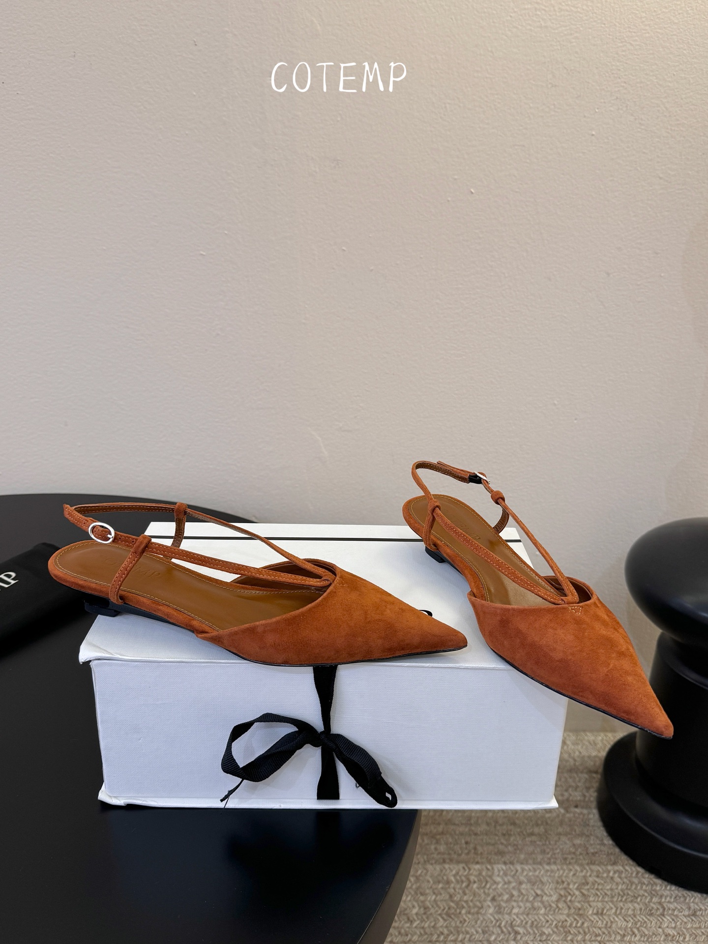 Cotem* 新品以精巧编织工艺塑造独特鞋面 尖头设计增添锐利摩登感 编织绑带环绕脚踝 勾勒纤细线条 将