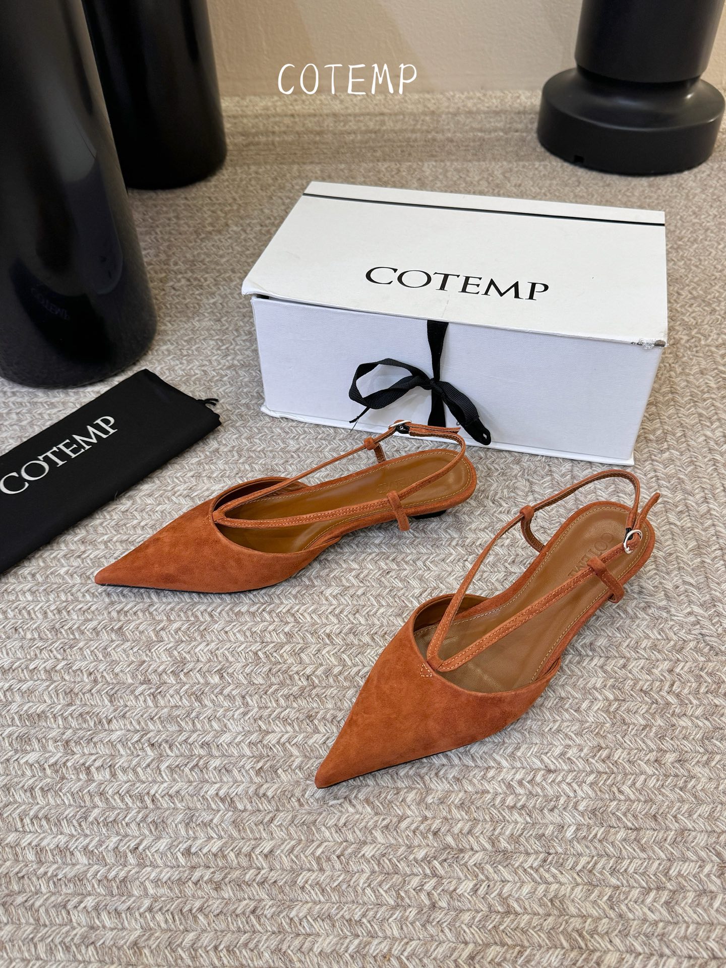 Cotem* 新品以精巧编织工艺塑造独特鞋面 尖头设计增添锐利摩登感 编织绑带环绕脚踝 勾勒纤细线条 将