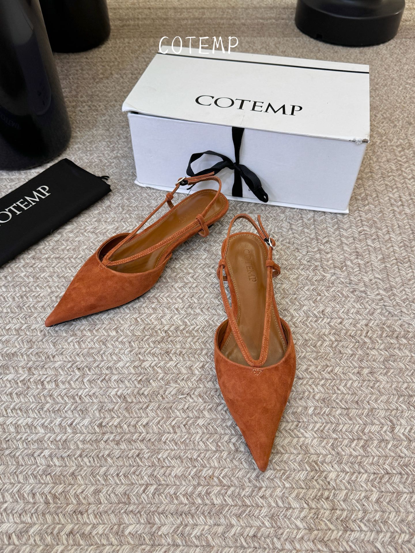 Cotem* 新品以精巧编织工艺塑造独特鞋面 尖头设计增添锐利摩登感 编织绑带环绕脚踝 勾勒纤细线条 将