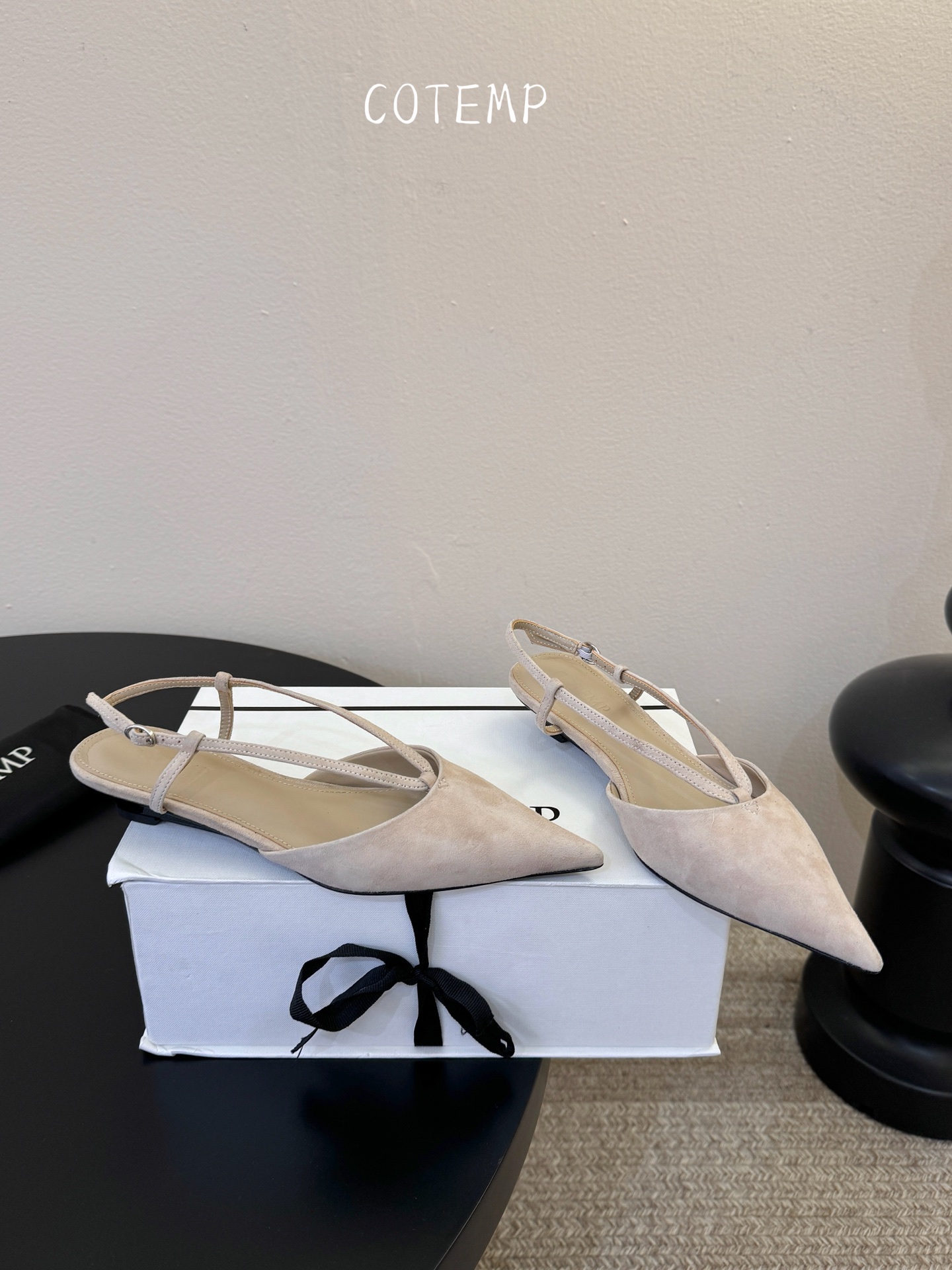 Cotem* 新品以精巧编织工艺塑造独特鞋面 尖头设计增添锐利摩登感 编织绑带环绕脚踝 勾勒纤细线条 将