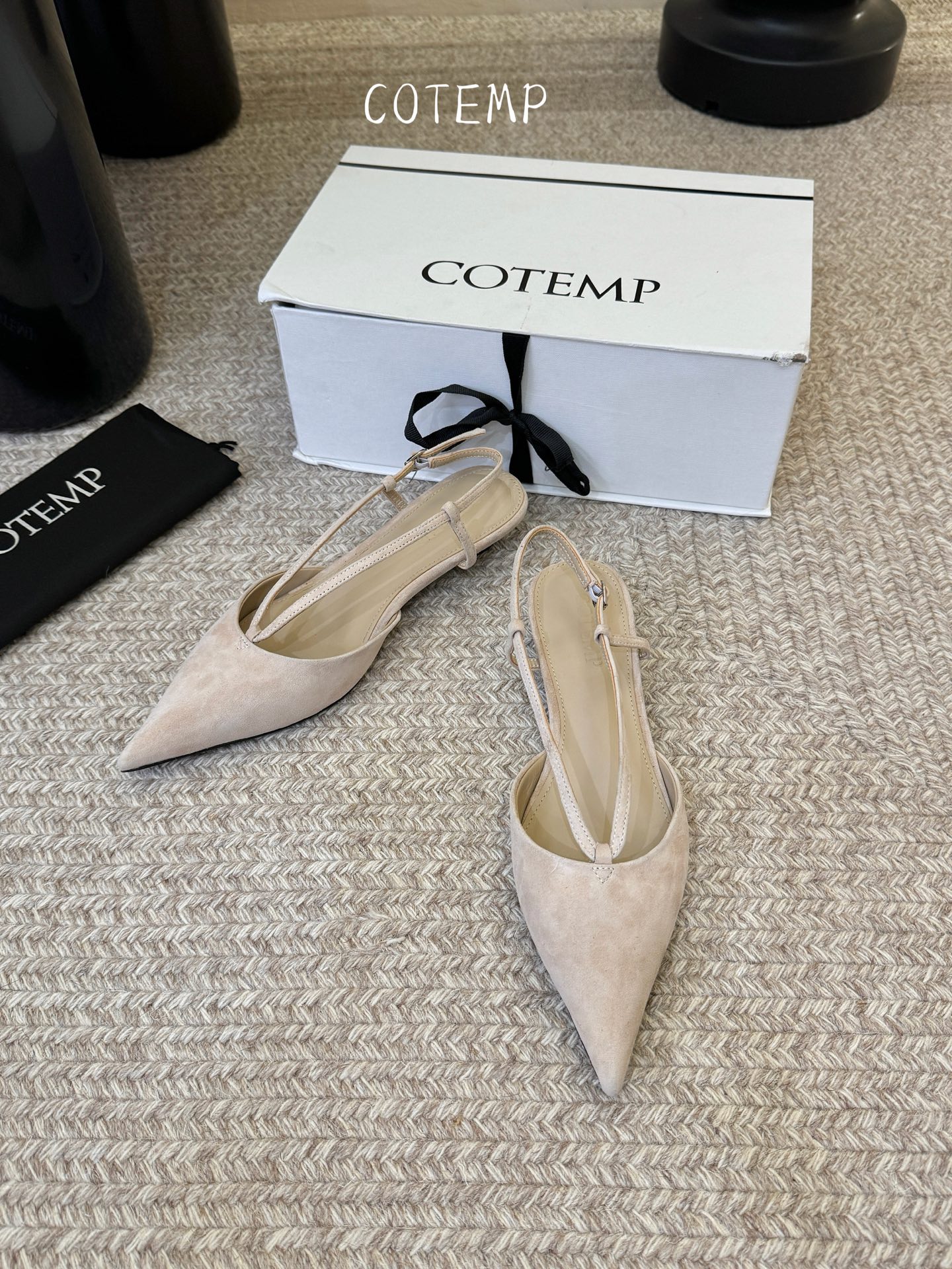 Cotem* 新品以精巧编织工艺塑造独特鞋面 尖头设计增添锐利摩登感 编织绑带环绕脚踝 勾勒纤细线条 将