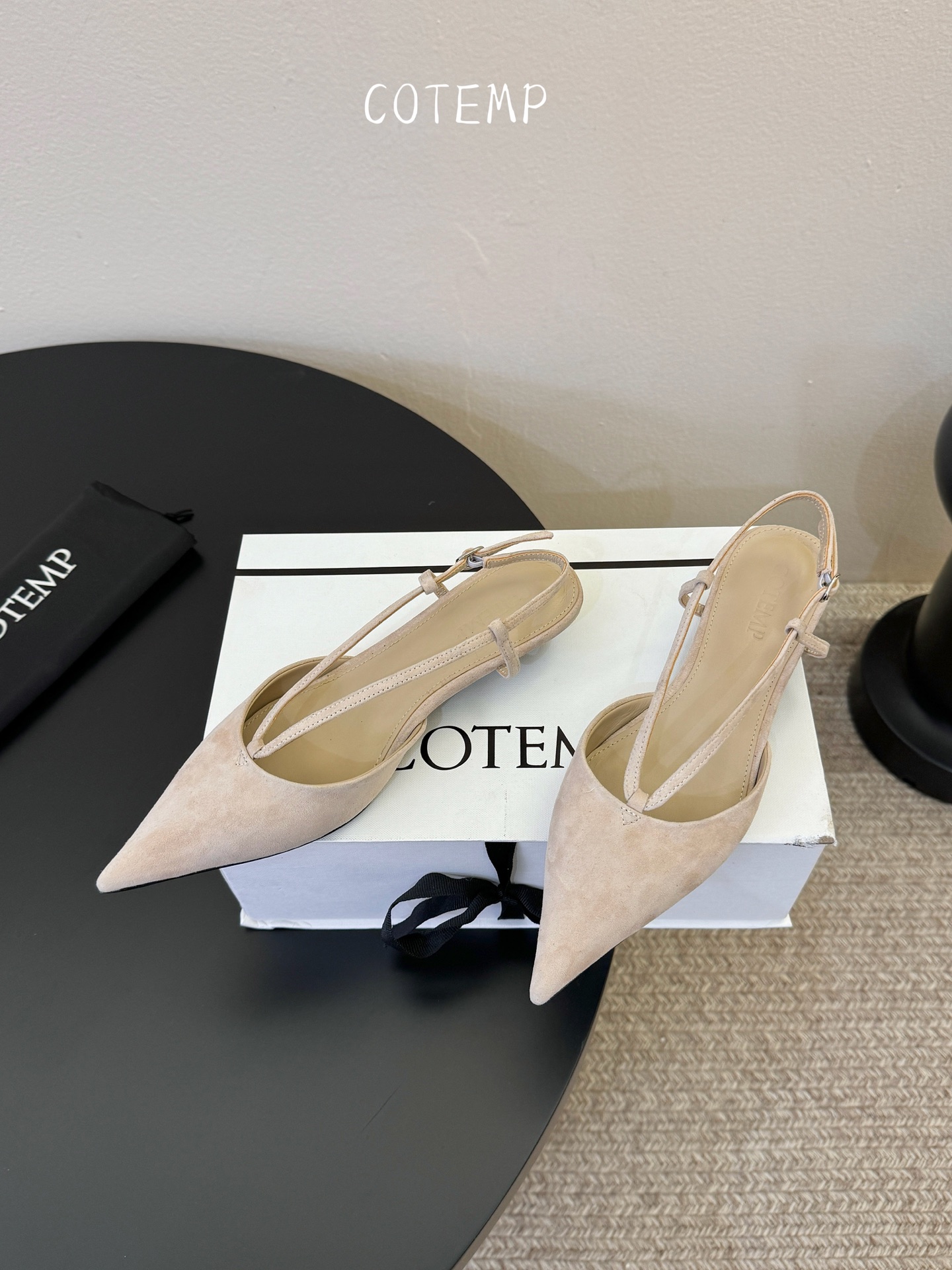 Cotem* 新品以精巧编织工艺塑造独特鞋面 尖头设计增添锐利摩登感 编织绑带环绕脚踝 勾勒纤细线条 将