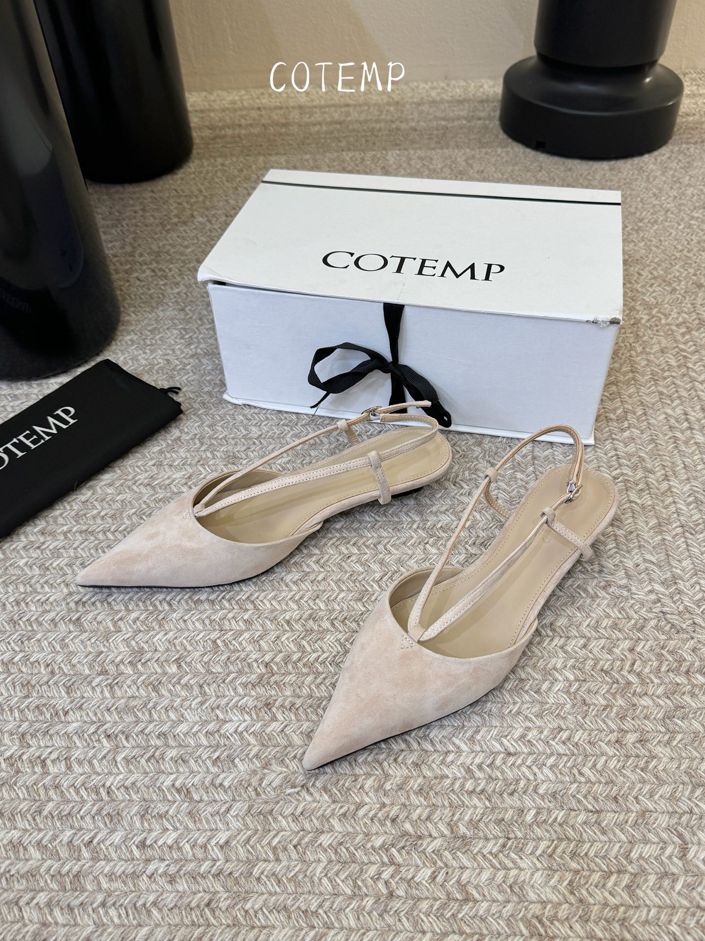 Cotem* 新品以精巧编织工艺塑造独特鞋面 尖头设计增添锐利摩登感 编织绑带环绕脚踝 勾勒纤细线条 将