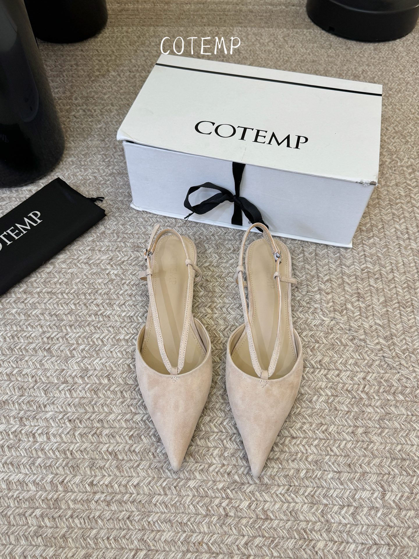 Cotem* 新品以精巧编织工艺塑造独特鞋面 尖头设计增添锐利摩登感 编织绑带环绕脚踝 勾勒纤细线条 将