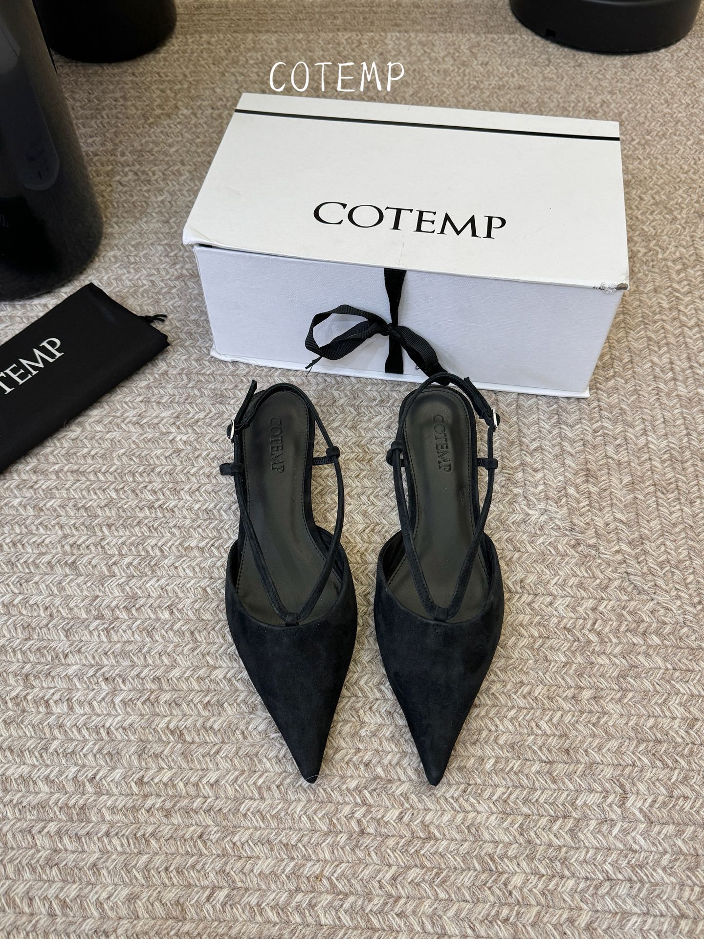 NO:758066,Cotem* new product uses exquisite weaving technology to shape a unique upper. The pointed toe design adds a sharp and modern feel. The woven strap wraps around the ankle and outlines slender lines. The retro charm and modern fashion are exquisitely blended to show a unique style. It is an excellent choice to enhance the style. Upper sheepskin, lining imported lambskin, imported genuine leather outsole 35-39 (40.41 fixed), sandals, sandals, sheepskin, sheep, Leather  soles19860909Cotem* 新品 以精巧编织工艺塑造独特鞋面 尖头设计增添锐利摩登感 编织绑带环绕脚踝 勾勒纤细线条 将复古韵味与现代时尚精妙融合 尽显别致风情 是提升造型格调的绝佳之选 鞋面羊京 内里进口小羊皮 进口真皮大底 35-39（40.41定）,凉鞋,sandals,sheepskin,sheep,Leather soles,Women's Shoes