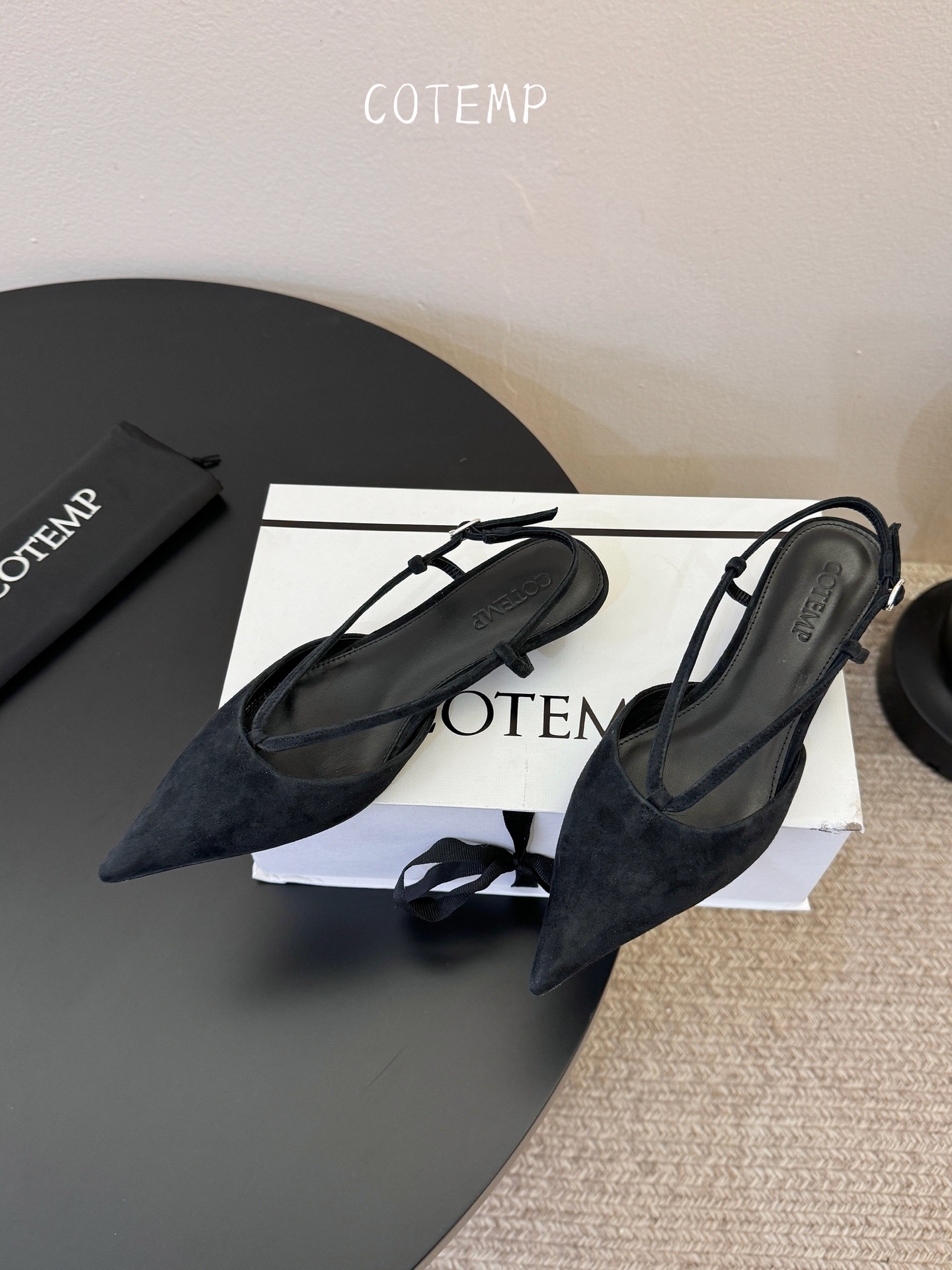 Cotem* 新品以精巧编织工艺塑造独特鞋面 尖头设计增添锐利摩登感 编织绑带环绕脚踝 勾勒纤细线条 将