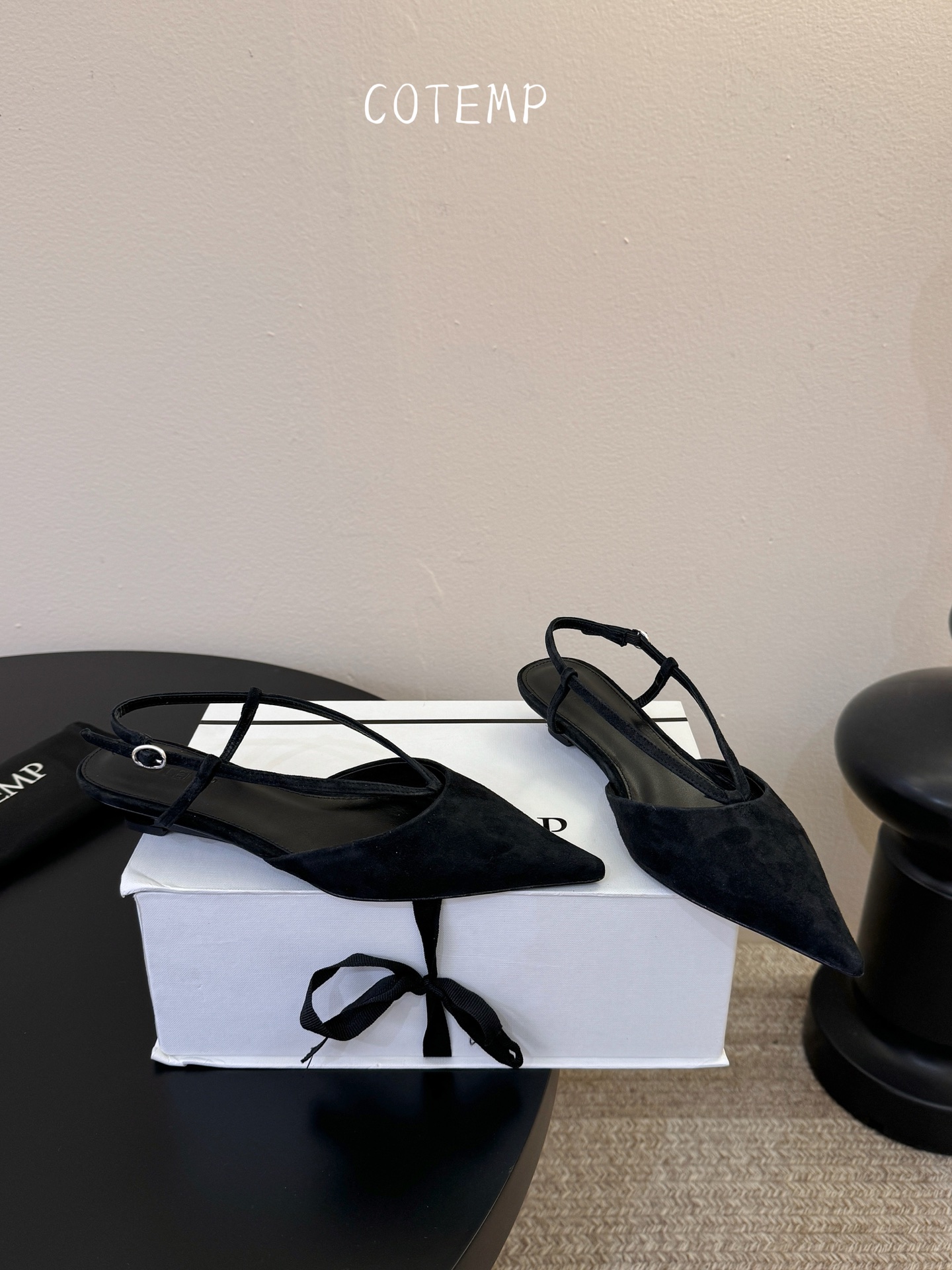 Cotem* 新品以精巧编织工艺塑造独特鞋面 尖头设计增添锐利摩登感 编织绑带环绕脚踝 勾勒纤细线条 将