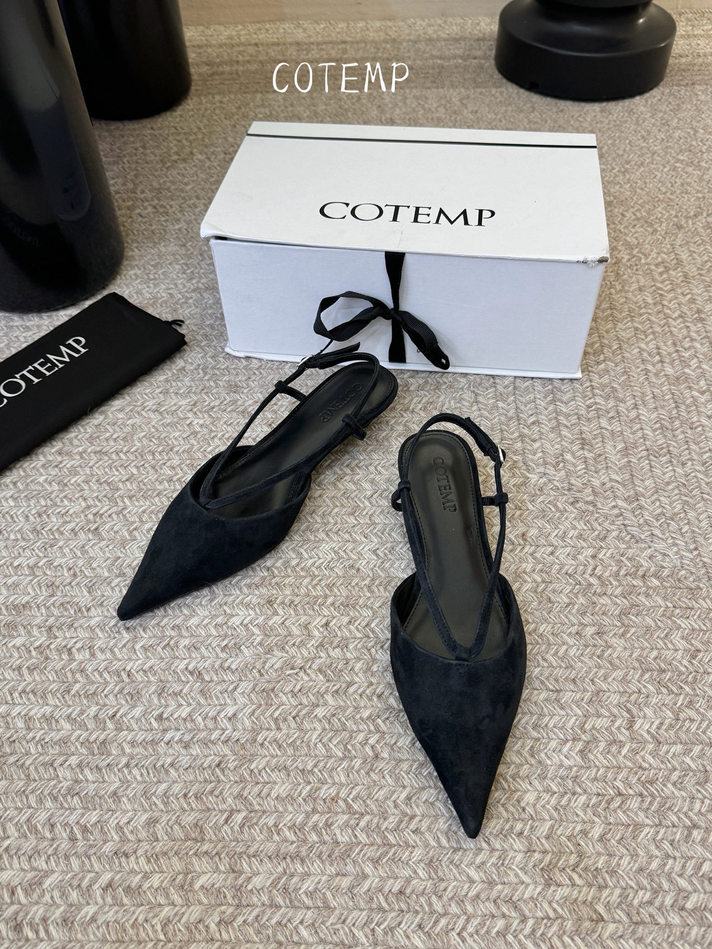 Cotem* 新品以精巧编织工艺塑造独特鞋面 尖头设计增添锐利摩登感 编织绑带环绕脚踝 勾勒纤细线条 将