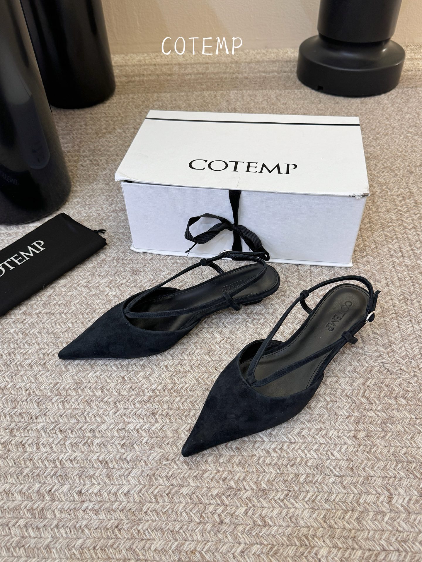 Cotem* 新品以精巧编织工艺塑造独特鞋面 尖头设计增添锐利摩登感 编织绑带环绕脚踝 勾勒纤细线条 将