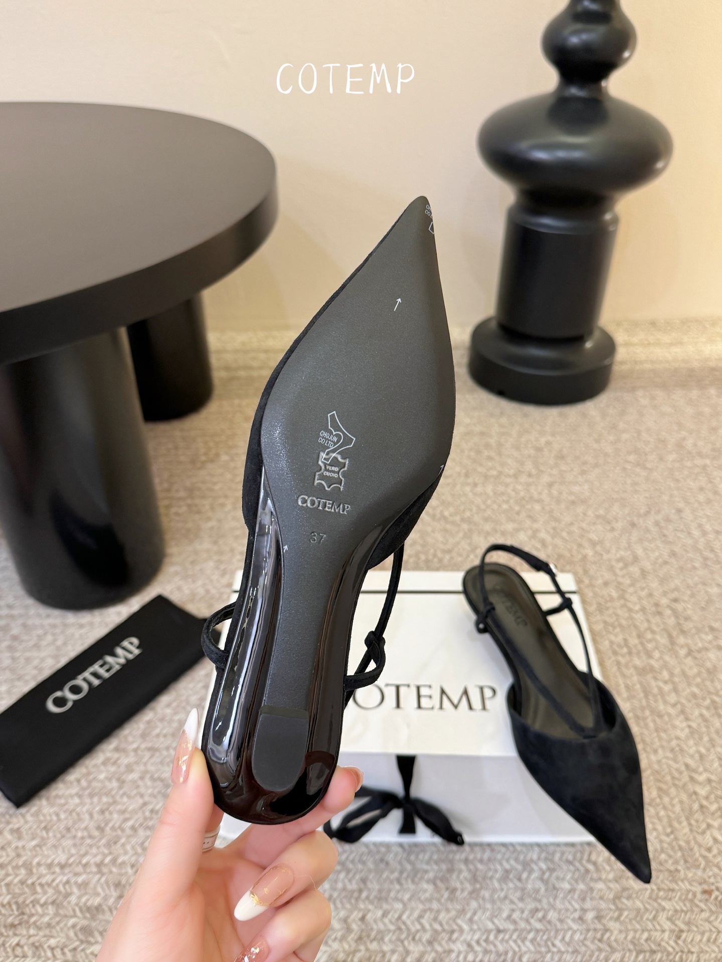 Cotem* 新品以精巧编织工艺塑造独特鞋面 尖头设计增添锐利摩登感 编织绑带环绕脚踝 勾勒纤细线条 将