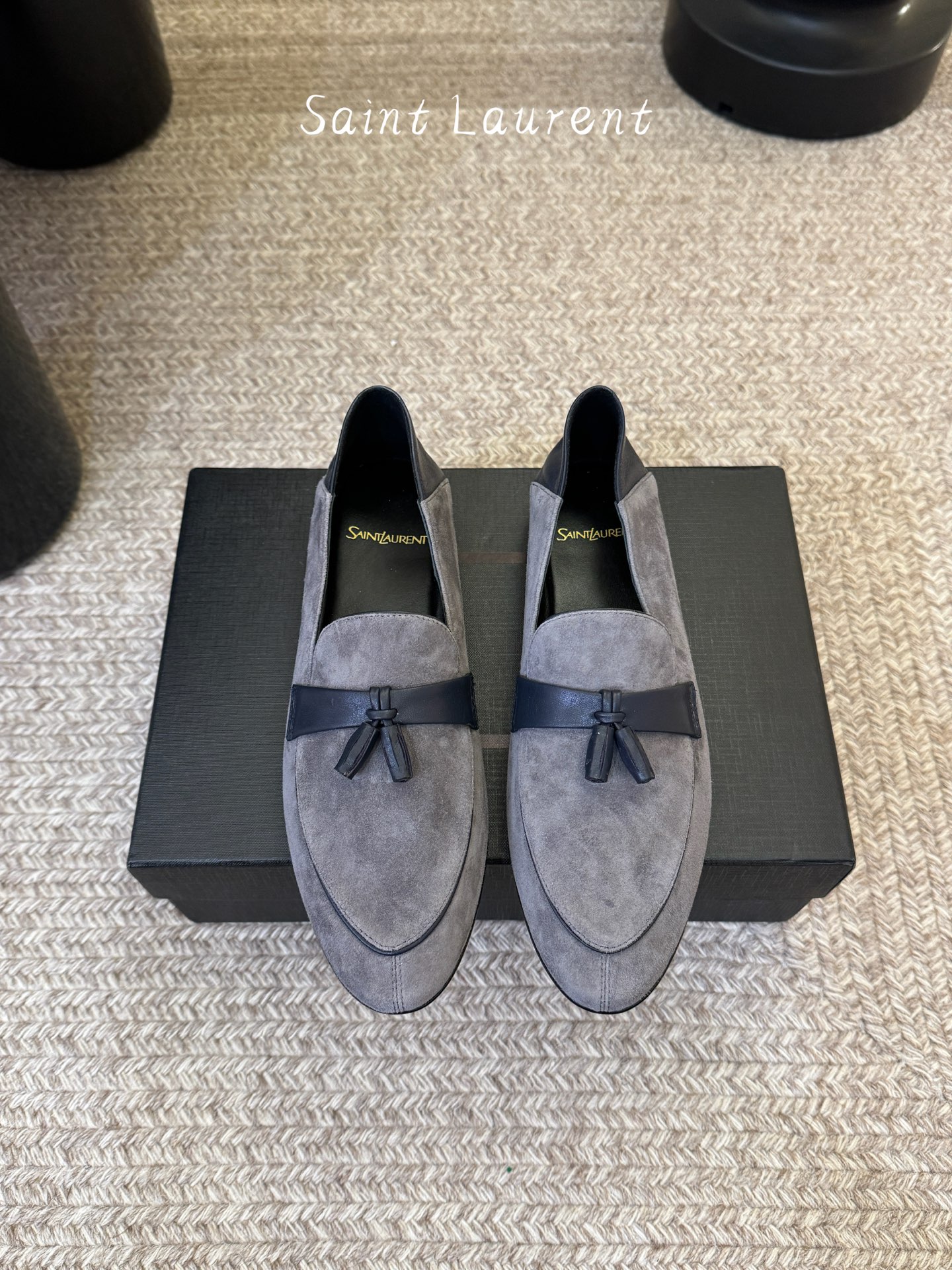 NO:758057,Saint Laurent classic Loaf leather shoes, a super, super popular style. The hardware buckles of each layout in our home need to be customized at a 1:1 mold!  The size and texture are exactly the same as the original. The upper material is made of imported open-edge beaded calfskin. The lining is mixed sheepskin. The tiptoe is made of comfortable and soft tiptoe sheepskin. The sole is the original 1:1 custom-made leather outsole. It is perfect and very comfortable on the foot. It feels great. Whether you wear it with jeans, a small suit or a skirt, it can be matched with a natural, authentic full package, Italian genuine leather outsole. Size35-40, single shoe, saint  laurent,saint laurent,loafers,skirts,jeans,cowhide,sheepskin,leather soles19860909Saint Laurent圣罗兰经典乐福小皮鞋 超级超级无敌火爆的一个款这款我们家每个版面的五金扣都要开模1:1定制！大小质感与原版完全一致鞋面材质采用进口开边珠小牛皮制作而成,内里混种羊皮,踮脚为舒服柔软的踮脚羊皮,鞋底为原版1:1定制真皮大底、简直完美到爆、而且上脚效果非常舒服,脚感很棒,而且无论你搭配牛仔裤,小西服,裙子,都能搭配自然、正品全套包装、意大利真皮大底 Size35-40,单鞋,saint laurent,saint laurent,loafers,skirts,jeans,cowhide,sheepskin,Leather soles,Women's Shoes