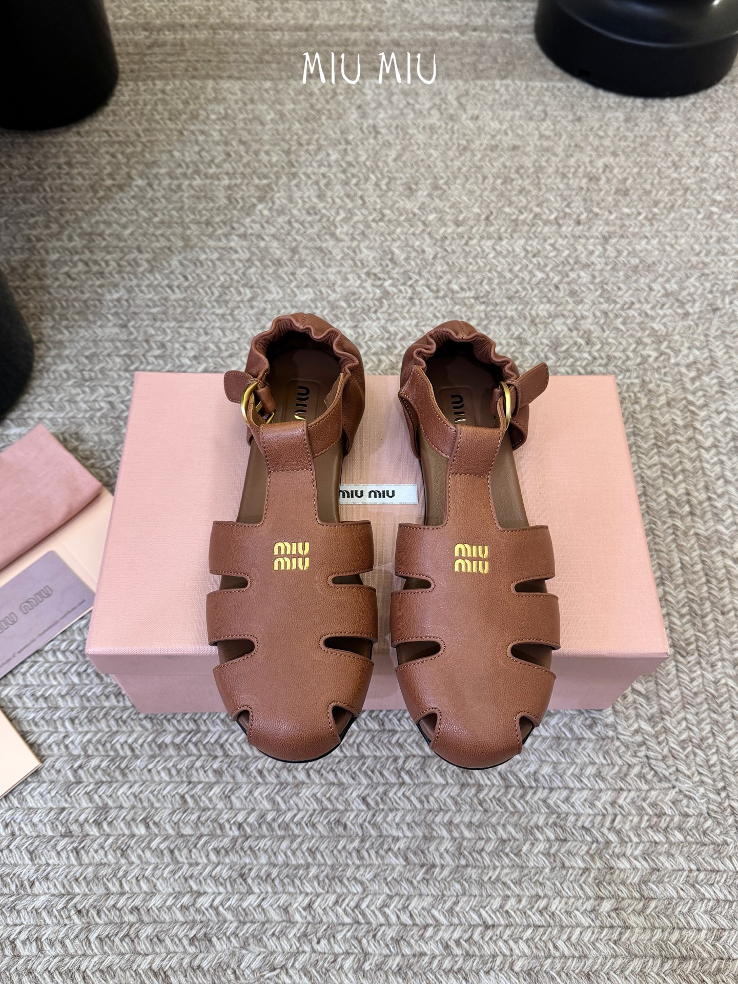 NO:759455,MiuMiu Miu Miu's early spring new model, catwalk new Roman shoes, Mary Jane ballet shoes, official spring and summer catwalk new model, fashionable and versatile, can be salty or sweet, and does not rub your feet at all. Whether worn barefoot or with socks, it is super age-reducing and super versatile!  Upper cowhide, lining sheepskin, sole original rubber outsole Size# 35-39 (40.41 custom-made, non-returnable), sandals, miumiu, sandals, mary jane, cowhide, sheepskin, socks19860909MiuMiu 缪缪 早春新款 走秀新款罗马鞋玛丽珍芭蕾舞鞋 官方春夏走秀新款,时髦百搭·即可咸又可甜 一点也不磨脚 无论光脚穿还是搭配袜子穿都超级减龄 超级无敌百搭！ 鞋面牛皮 内里垫脚羊皮 鞋底原版橡胶大底 Size# 35-39（40.41订做不退换）,凉鞋,miumiu,sandals,mary jane,cowhide,sheepskin,socks,Women's Shoes