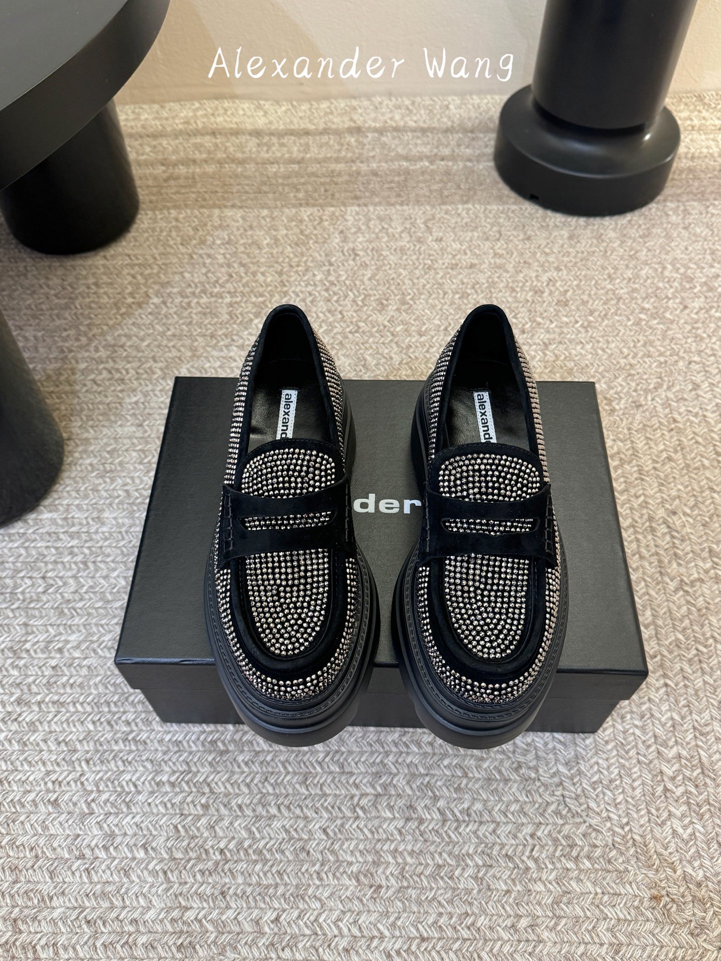 NO:759442,Alexande* Wang aw carter Alexander Wang platform platform platform platform loafers, one-legged loafers for women, Jennie Wang’s thick-soled loafers are amazing. Jennie recently went to the West Jelly. The same loafers are from pressure mountain king HaileyBieber’s collision shoes!  This pair of stock trading artifacts is Alexander Wang's latest Carter thick-soled loafers for autumn and winter. They are definitely a must-have artifact for leg muscles. Compared with the previous old model and yours, the new model looks taller and slimmer. In addition to the classic black, there is also burgundy, which are low-key and no-match colors. The bright leather leather brother is paired with the iconic brand metal logo, and the thick-soled design makes it easy to have long legs!  Upper original Yangjing outsole molded rubber one-piece ip outsole code number 35-40 (40 customized non-returnable), loafers, alexander wang, cartier, loafers, sheep19860909Alexande* Wang aw carter亚历山大王防水台松糕厚底乐福鞋 一脚蹬乐福鞋女 Jennie 大王这双厚底乐福鞋好绝 Jennie近日出西果冻.同款乐福鞋来自压力山大王 HaileyBieber撞鞋！这双炒股神器就是来袭Alexander Wang 秋冬最新款Carter厚底乐福鞋,绝对是腿精必备神器. 新款相比之前的老款和你家的显高显瘦,除了经典黑色外,还有酒红色,都是低调白搭的配色 亮皮皮哥搭配标志性的品牌金属徽标,厚底设计轻松拥有大长腿！ 鞋面原版羊京 大底开模橡胶一体ip大底 码数35-40（40定制不退换）,乐福鞋,alexander wang,cartier,loafers,sheep,Women's Shoes