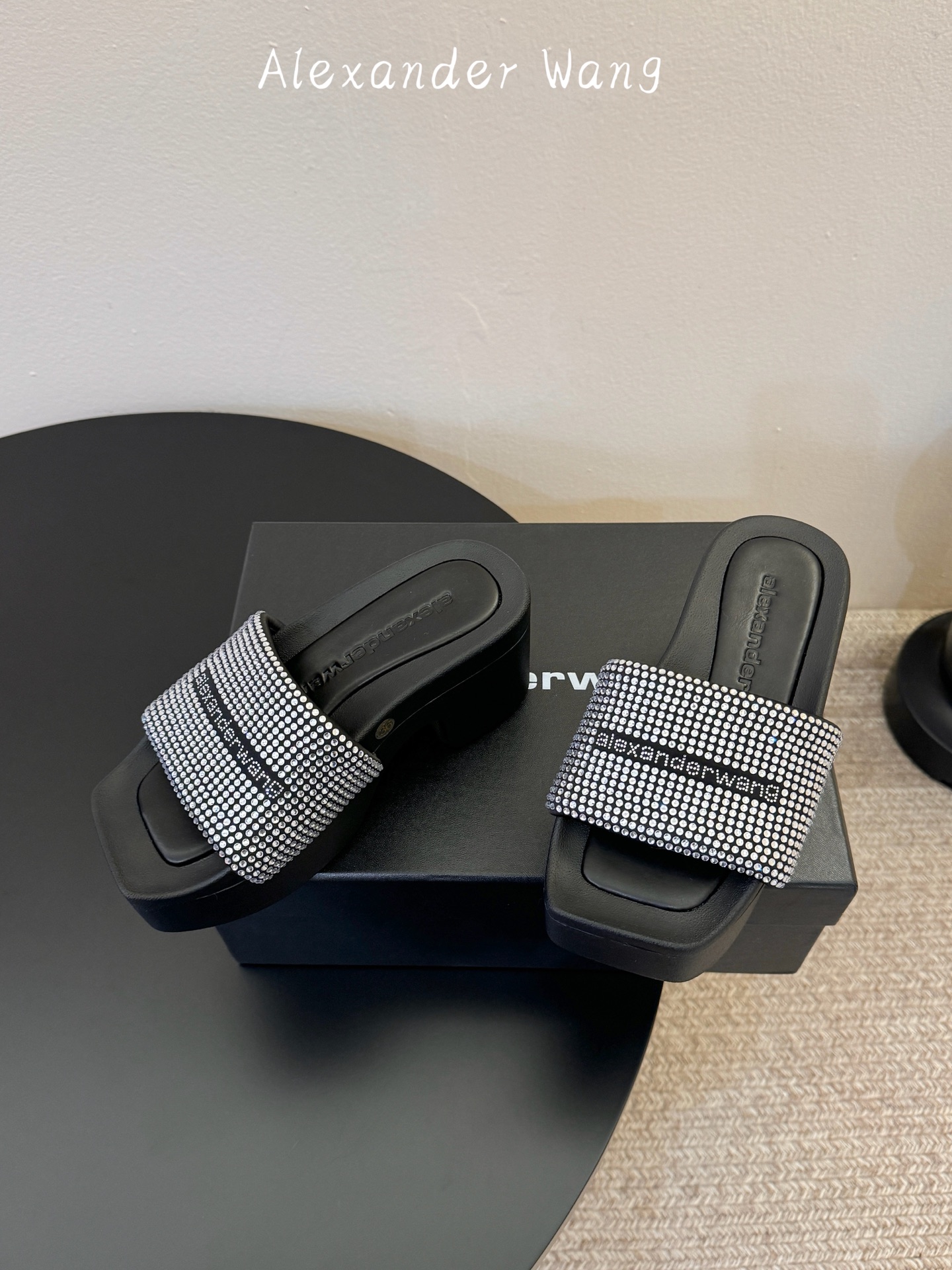 AlexanderWan* 大王 春夏最新款 澳钻 凉拖鞋 个性御姐风 超有质感 爱了爱了 该款设计简约