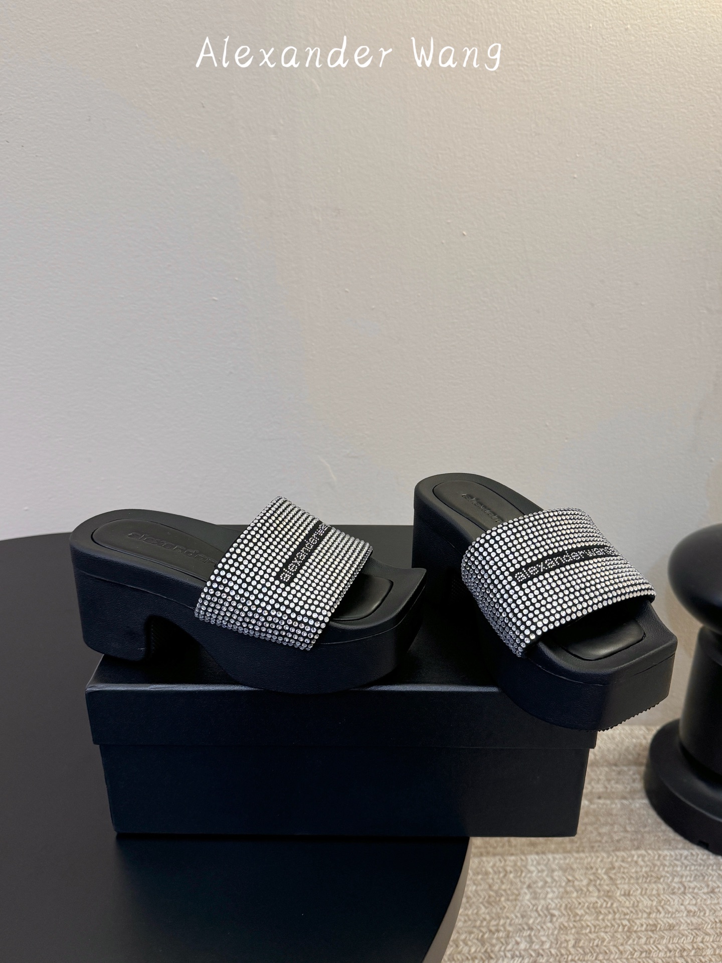 AlexanderWan* 大王 春夏最新款 澳钻 凉拖鞋 个性御姐风 超有质感 爱了爱了 该款设计简约