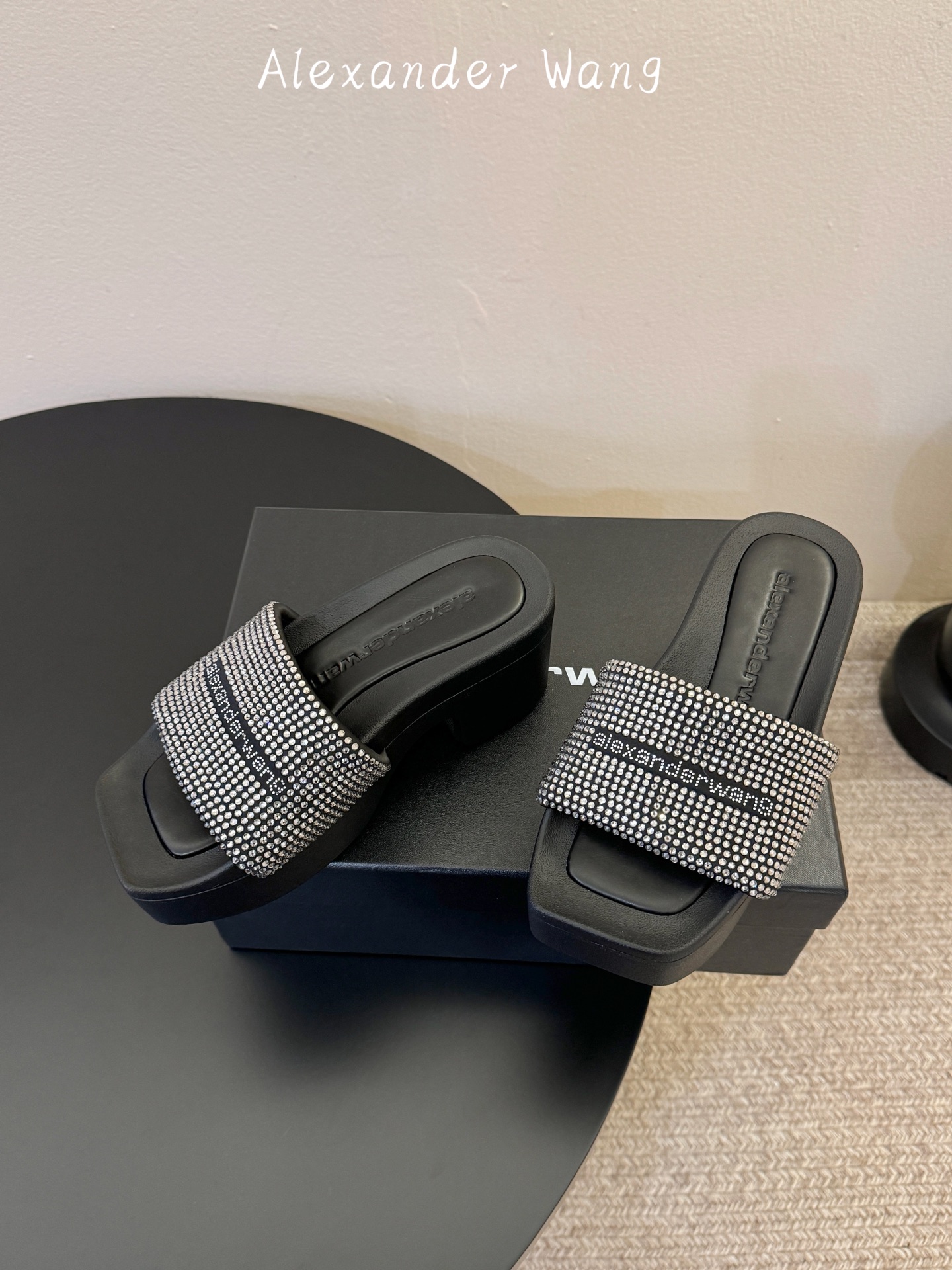 AlexanderWan* 大王 春夏最新款 澳钻 凉拖鞋 个性御姐风 超有质感 爱了爱了 该款设计简约
