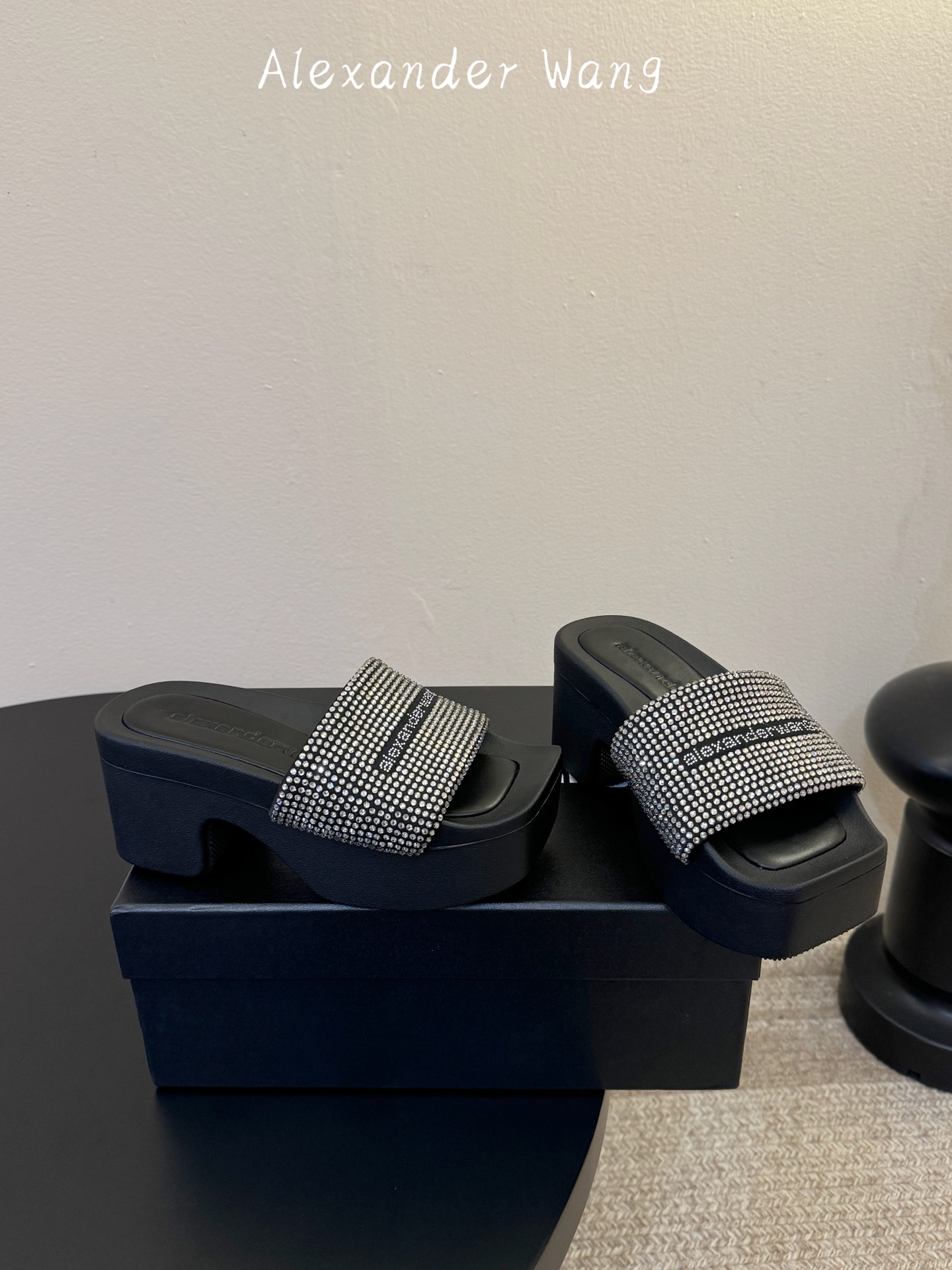 AlexanderWan* 大王 春夏最新款 澳钻 凉拖鞋 个性御姐风 超有质感 爱了爱了 该款设计简约