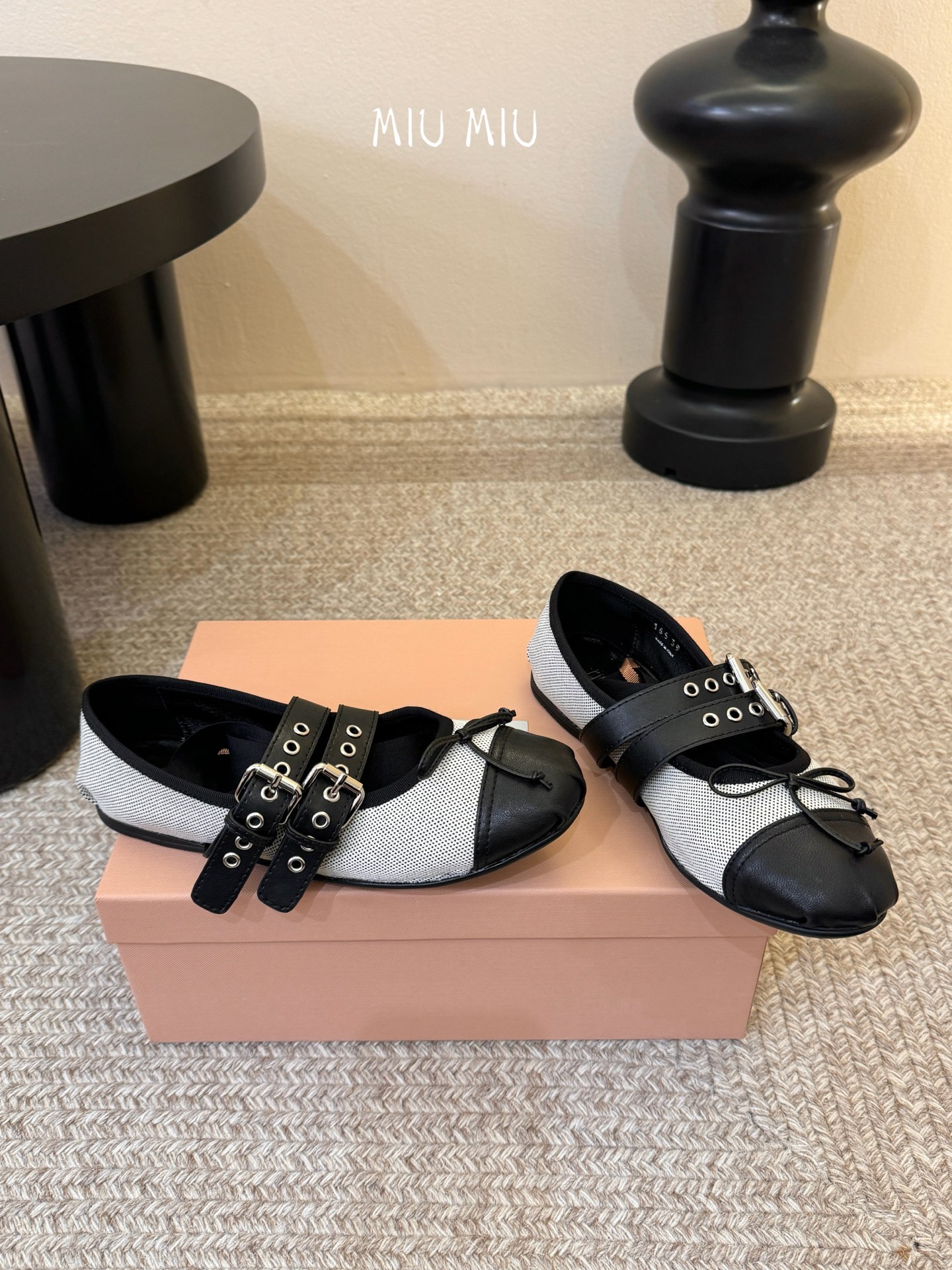 Miu Miu 缪缪 春夏季新款 芭蕾舞鞋 缪家以芭蕾的灵动意韵融于日常. 以现代笔触刻画舞鞋经典轮廓！