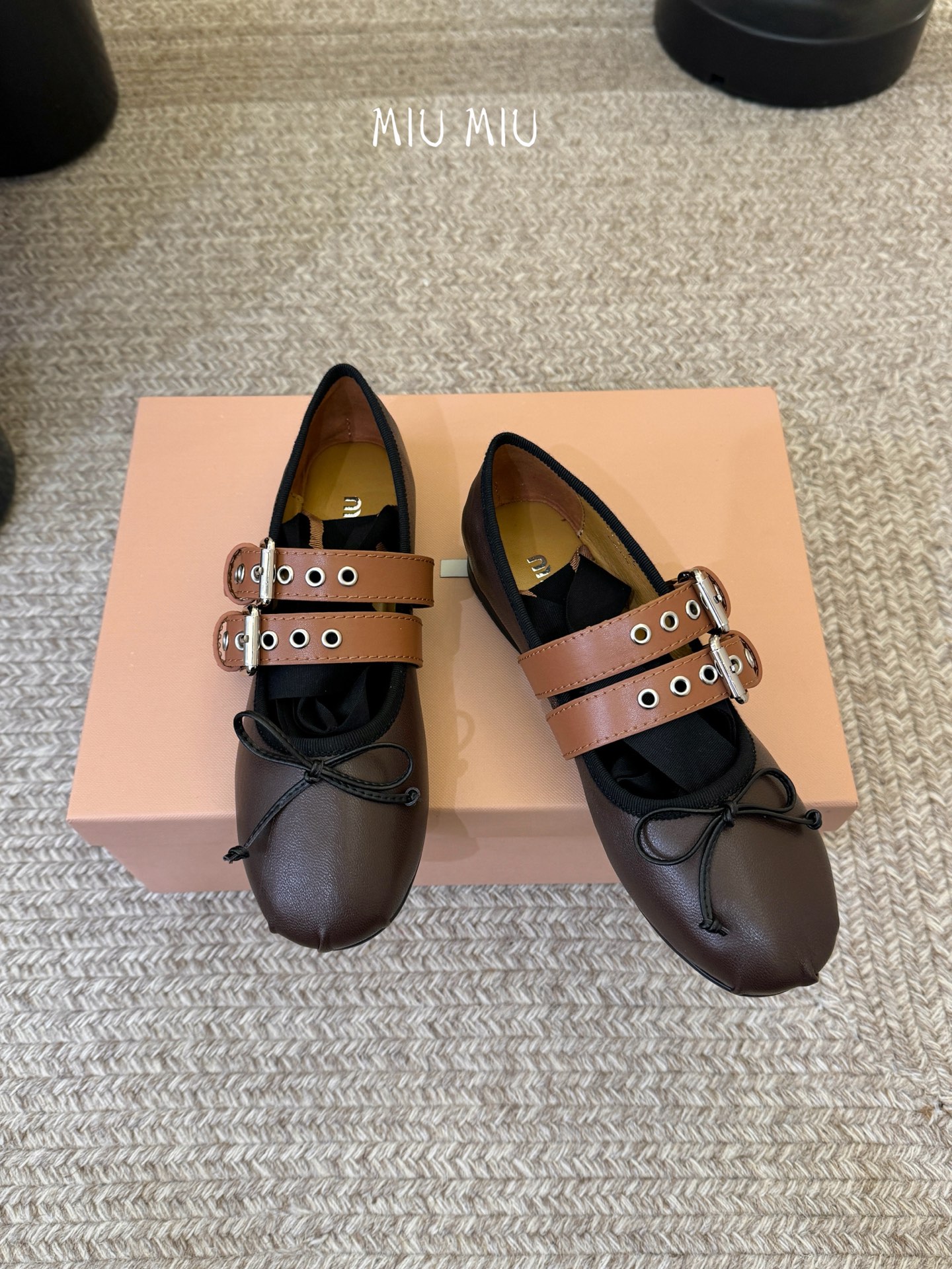 Miu Miu 缪缪 春夏季新款 芭蕾舞鞋 缪家以芭蕾的灵动意韵融于日常. 以现代笔触刻画舞鞋经典轮廓！