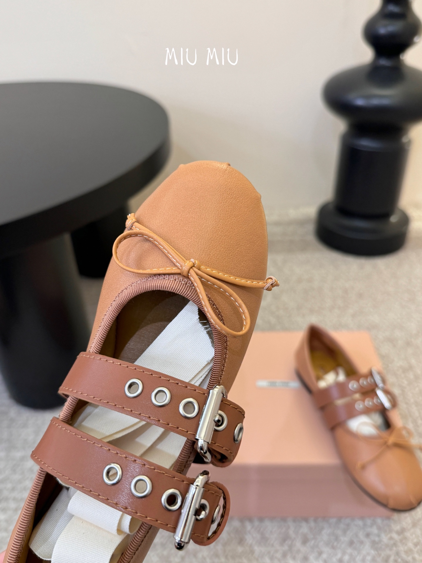 Miu Miu 缪缪 春夏季新款 芭蕾舞鞋 缪家以芭蕾的灵动意韵融于日常. 以现代笔触刻画舞鞋经典轮廓！