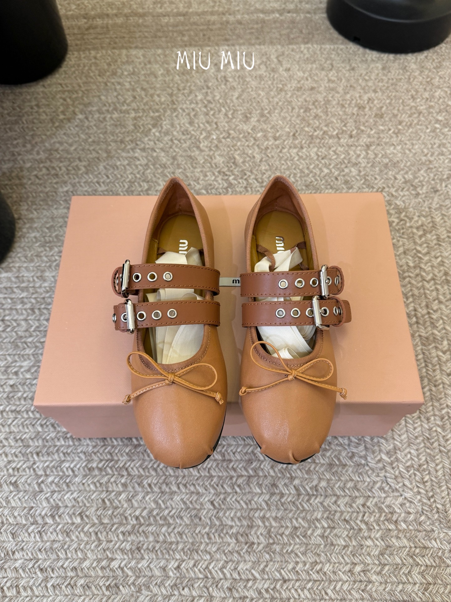 Miu Miu 缪缪 春夏季新款 芭蕾舞鞋 缪家以芭蕾的灵动意韵融于日常. 以现代笔触刻画舞鞋经典轮廓！