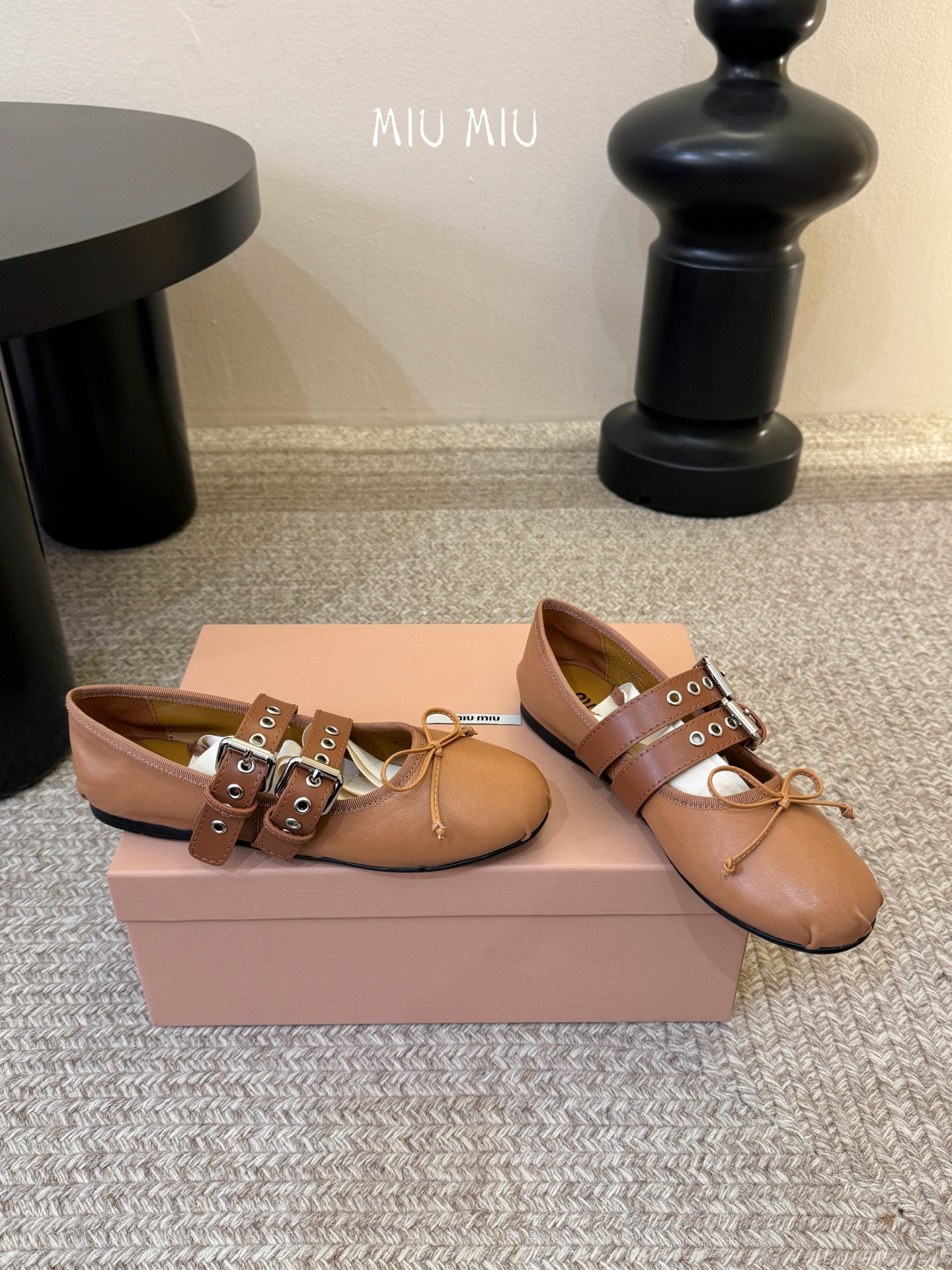 Miu Miu 缪缪 春夏季新款 芭蕾舞鞋 缪家以芭蕾的灵动意韵融于日常. 以现代笔触刻画舞鞋经典轮廓！