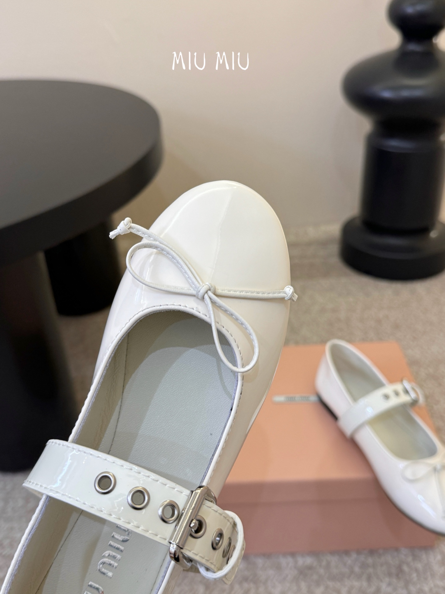 Miu Miu 缪缪 春夏季新款 芭蕾舞鞋 缪家以芭蕾的灵动意韵融于日常. 以现代笔触刻画舞鞋经典轮廓！