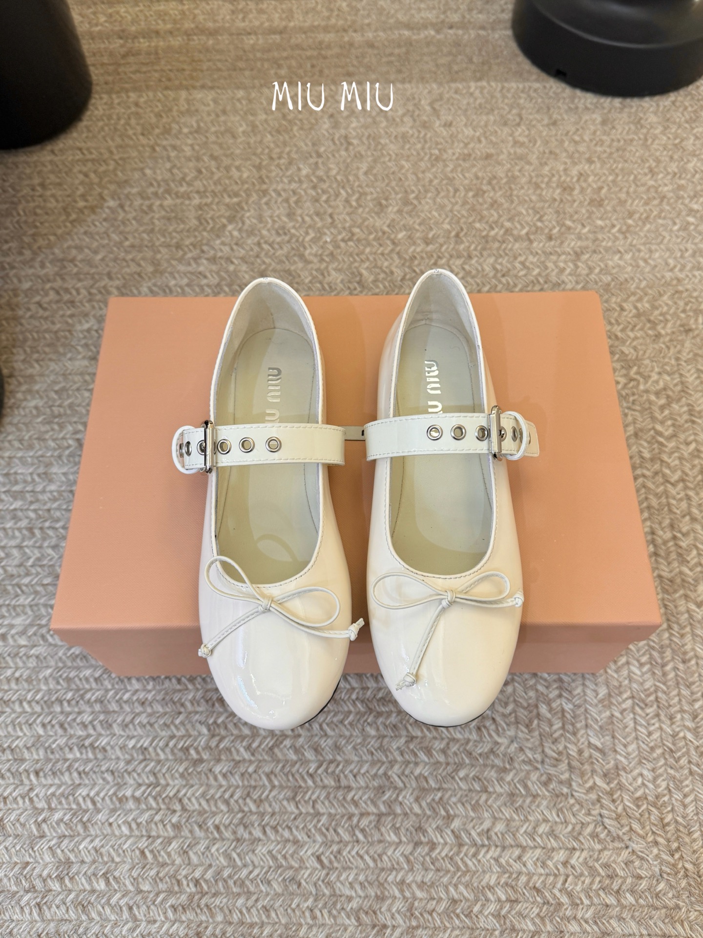 Miu Miu 缪缪 春夏季新款 芭蕾舞鞋 缪家以芭蕾的灵动意韵融于日常. 以现代笔触刻画舞鞋经典轮廓！