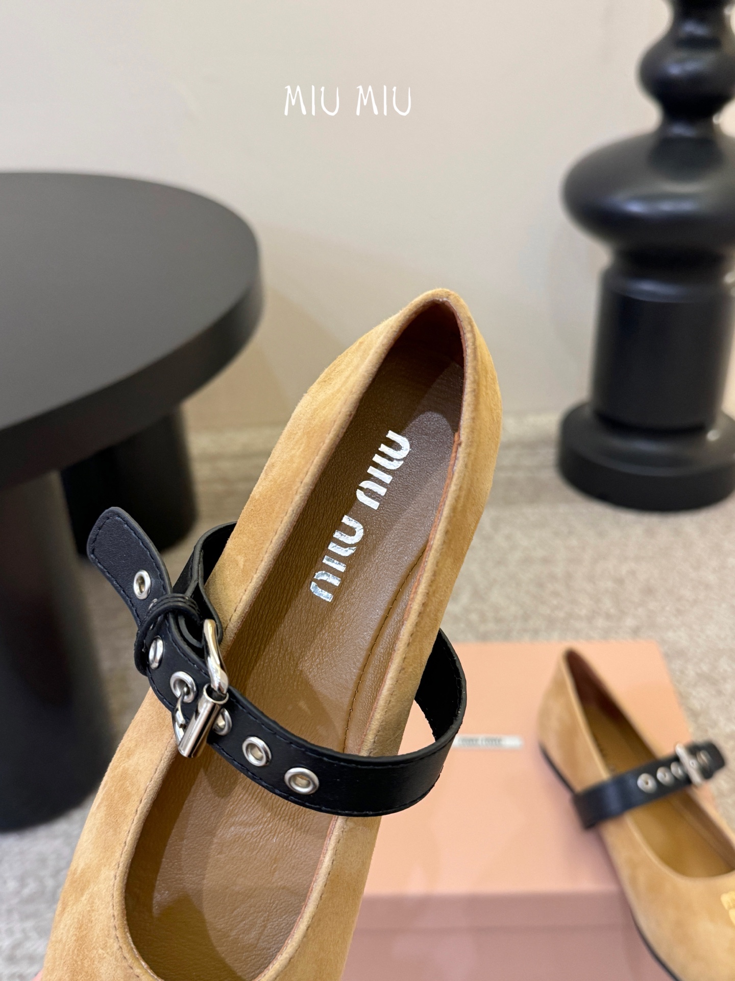 Miu Miu 缪缪 春夏季新款 芭蕾舞鞋 缪家以芭蕾的灵动意韵融于日常. 以现代笔触刻画舞鞋经典轮廓！