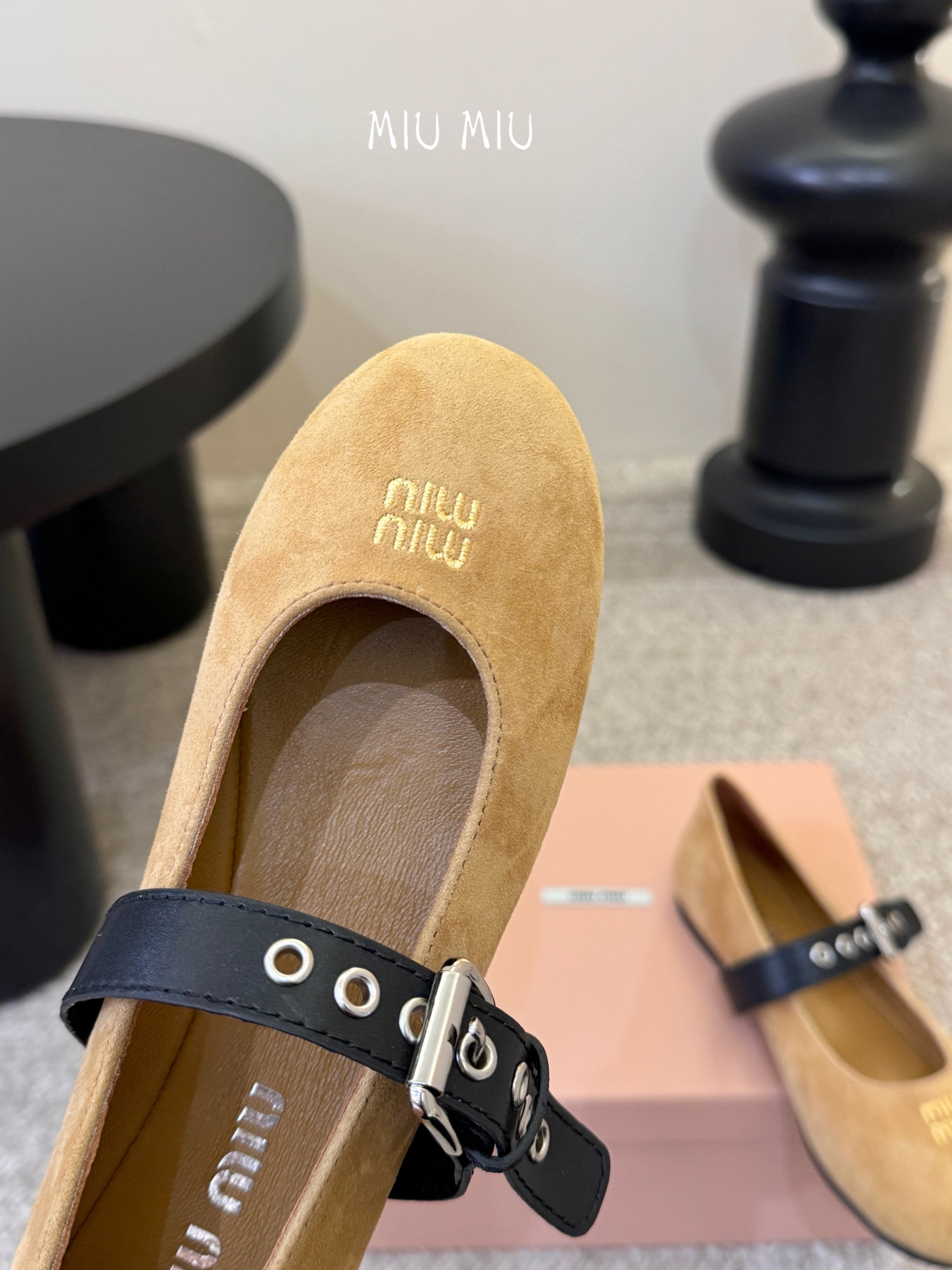 Miu Miu 缪缪 春夏季新款 芭蕾舞鞋 缪家以芭蕾的灵动意韵融于日常. 以现代笔触刻画舞鞋经典轮廓！