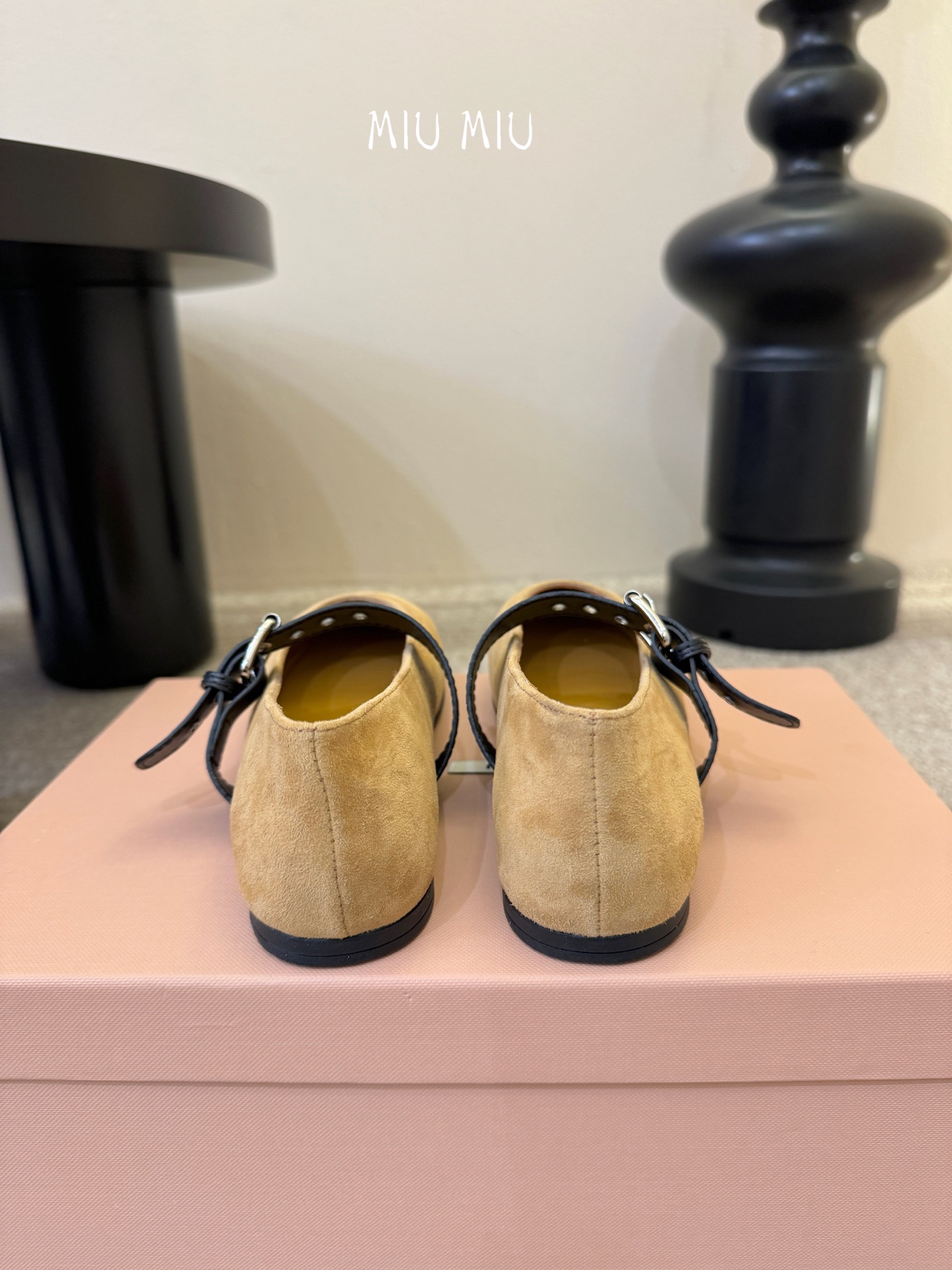 Miu Miu 缪缪 春夏季新款 芭蕾舞鞋 缪家以芭蕾的灵动意韵融于日常. 以现代笔触刻画舞鞋经典轮廓！