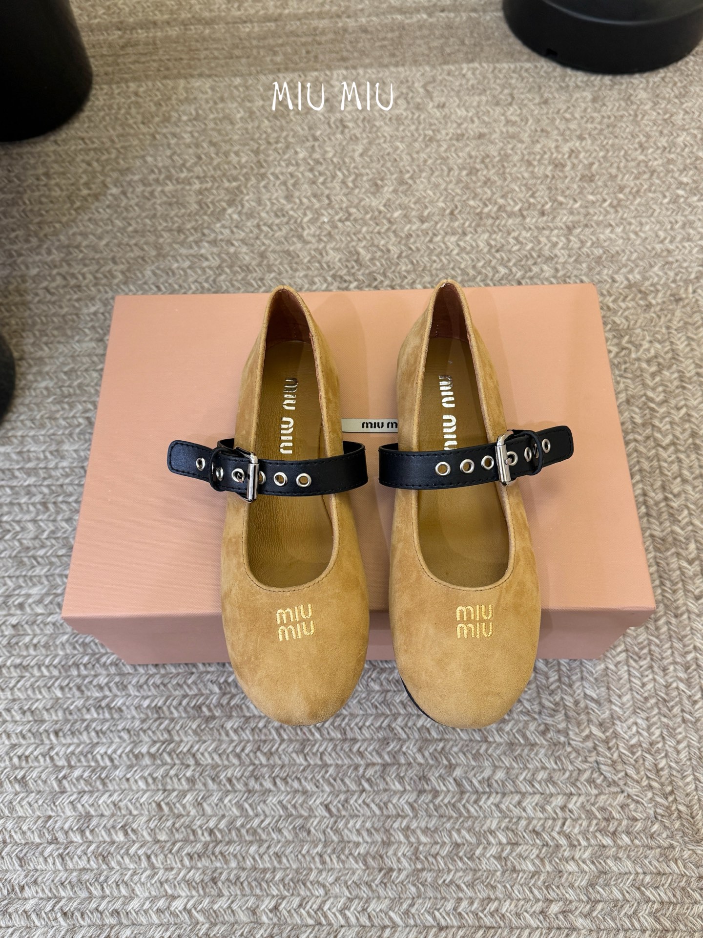 Miu Miu 缪缪 春夏季新款 芭蕾舞鞋 缪家以芭蕾的灵动意韵融于日常. 以现代笔触刻画舞鞋经典轮廓！