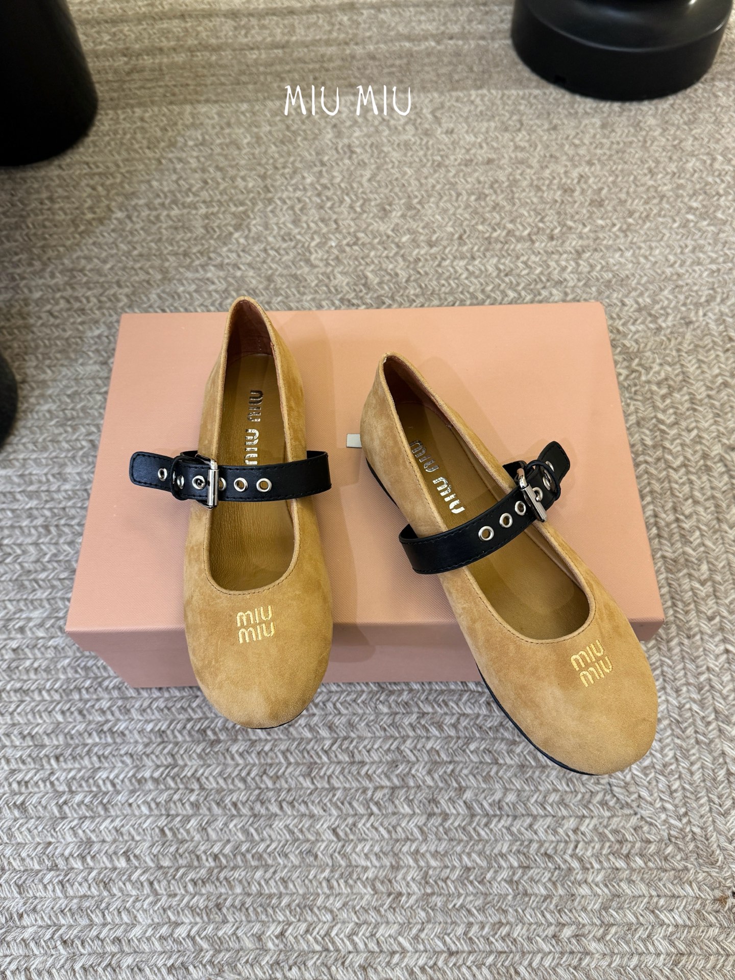 Miu Miu 缪缪 春夏季新款 芭蕾舞鞋 缪家以芭蕾的灵动意韵融于日常. 以现代笔触刻画舞鞋经典轮廓！