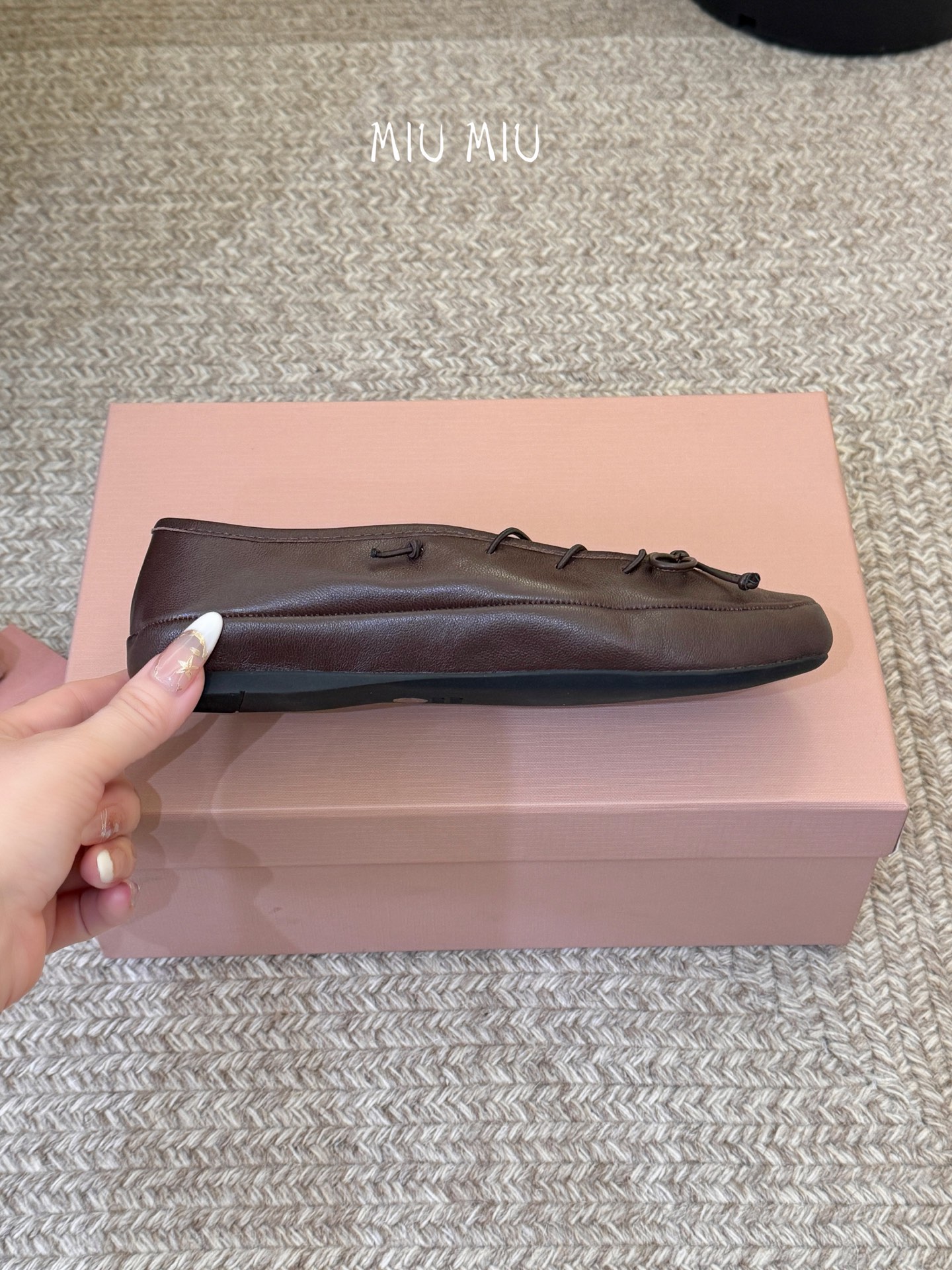 顶级Miu Miu 缪缪玛丽珍单鞋女士蝴蝶结装饰缎面芭蕾舞独家高版 Miu Miu新款平底芭蕾舞鞋开发 