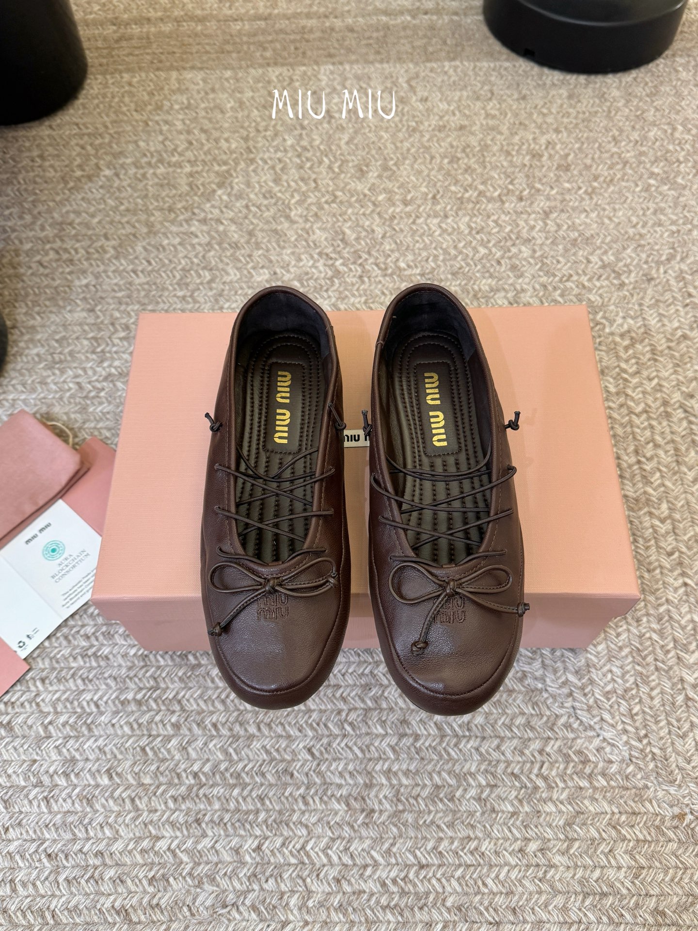 顶级Miu Miu 缪缪玛丽珍单鞋女士蝴蝶结装饰缎面芭蕾舞独家高版 Miu Miu新款平底芭蕾舞鞋开发 