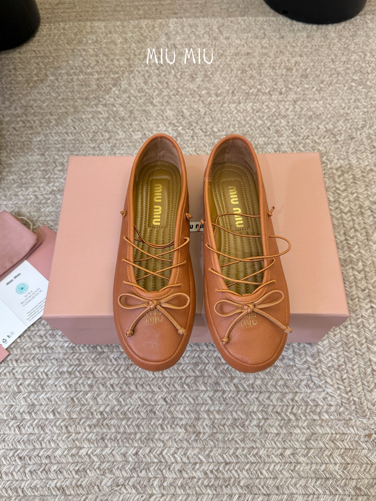 顶级Miu Miu 缪缪玛丽珍单鞋女士蝴蝶结装饰缎面芭蕾舞独家高版 Miu Miu新款平底芭蕾舞鞋开发 