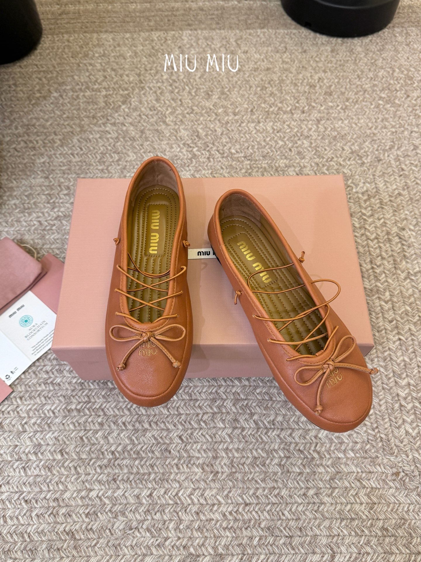 顶级Miu Miu 缪缪玛丽珍单鞋女士蝴蝶结装饰缎面芭蕾舞独家高版 Miu Miu新款平底芭蕾舞鞋开发 