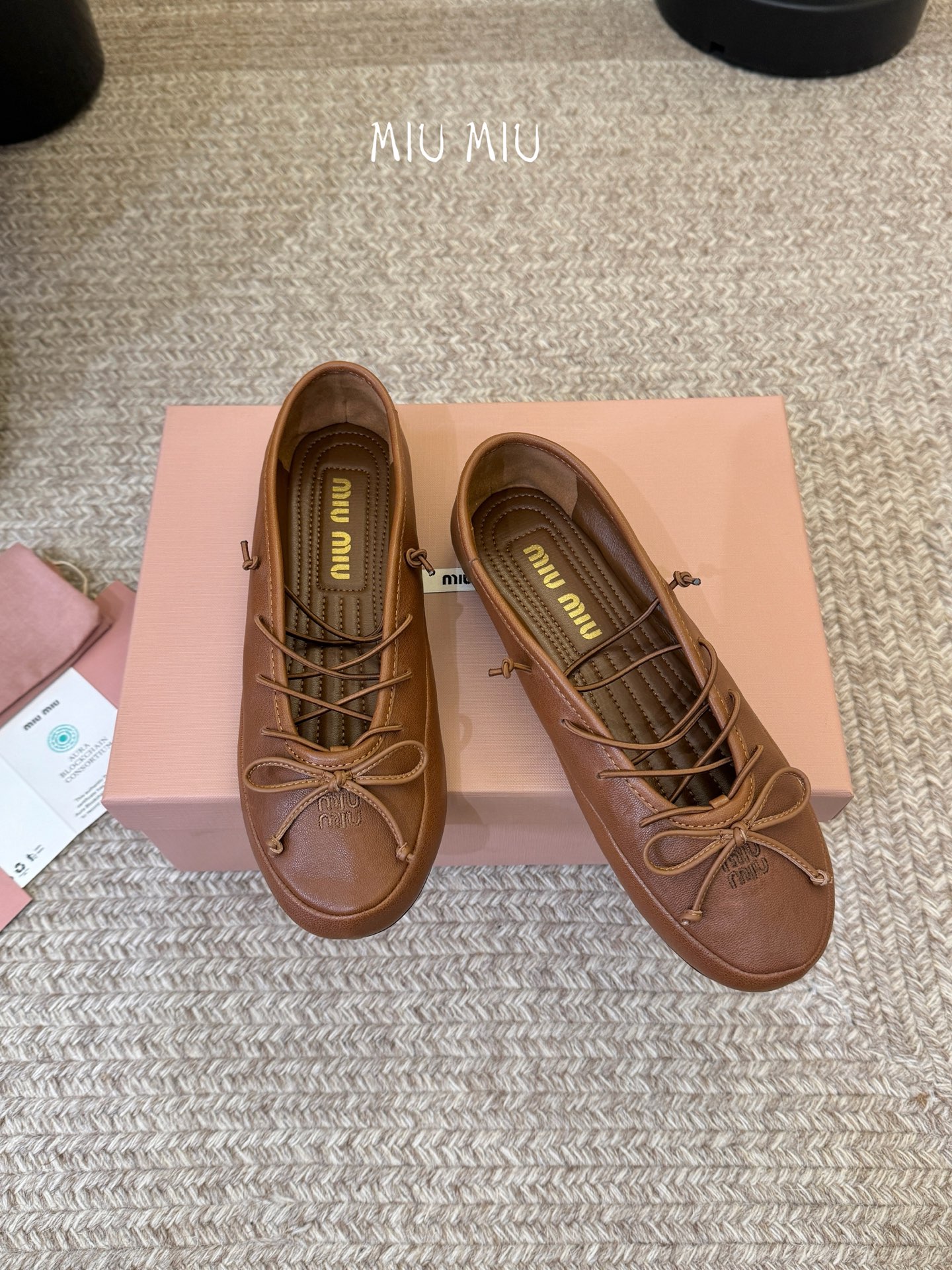 顶级Miu Miu 缪缪玛丽珍单鞋女士蝴蝶结装饰缎面芭蕾舞独家高版 Miu Miu新款平底芭蕾舞鞋开发 