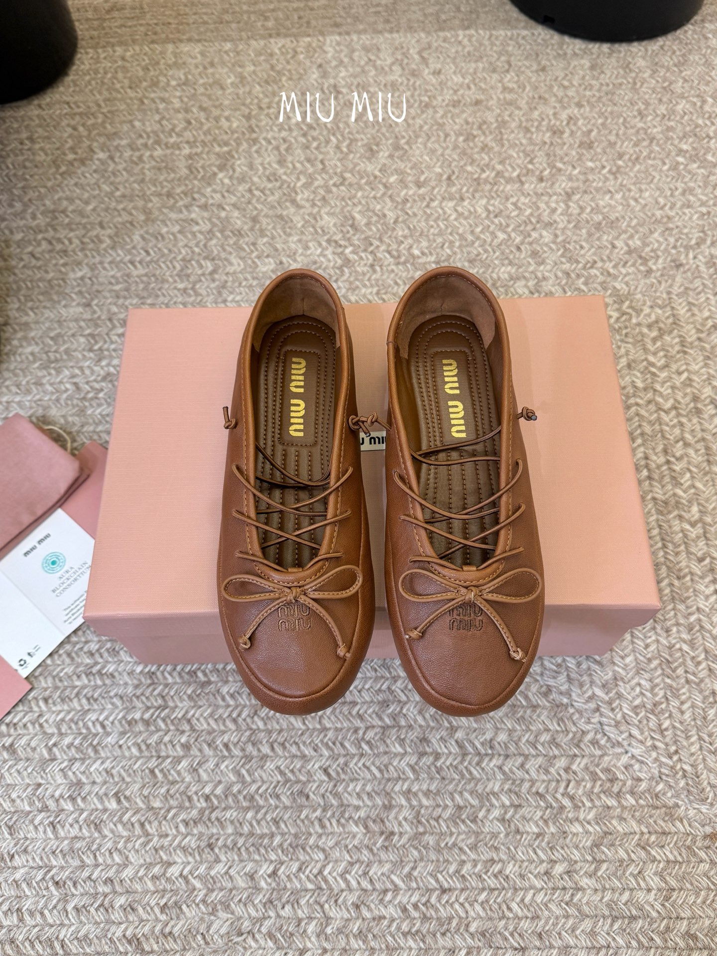 顶级Miu Miu 缪缪玛丽珍单鞋女士蝴蝶结装饰缎面芭蕾舞独家高版 Miu Miu新款平底芭蕾舞鞋开发 