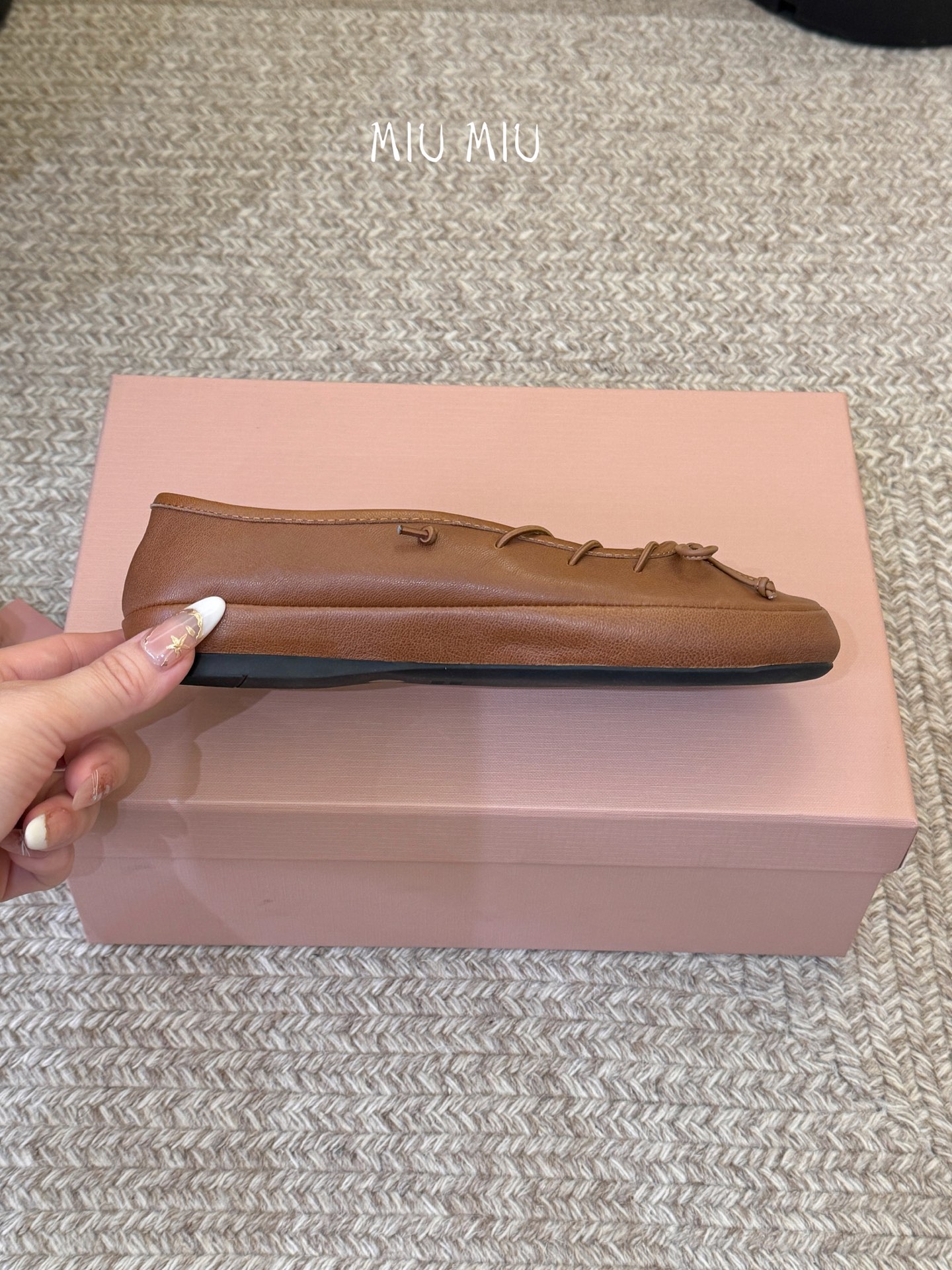 顶级Miu Miu 缪缪玛丽珍单鞋女士蝴蝶结装饰缎面芭蕾舞独家高版 Miu Miu新款平底芭蕾舞鞋开发 