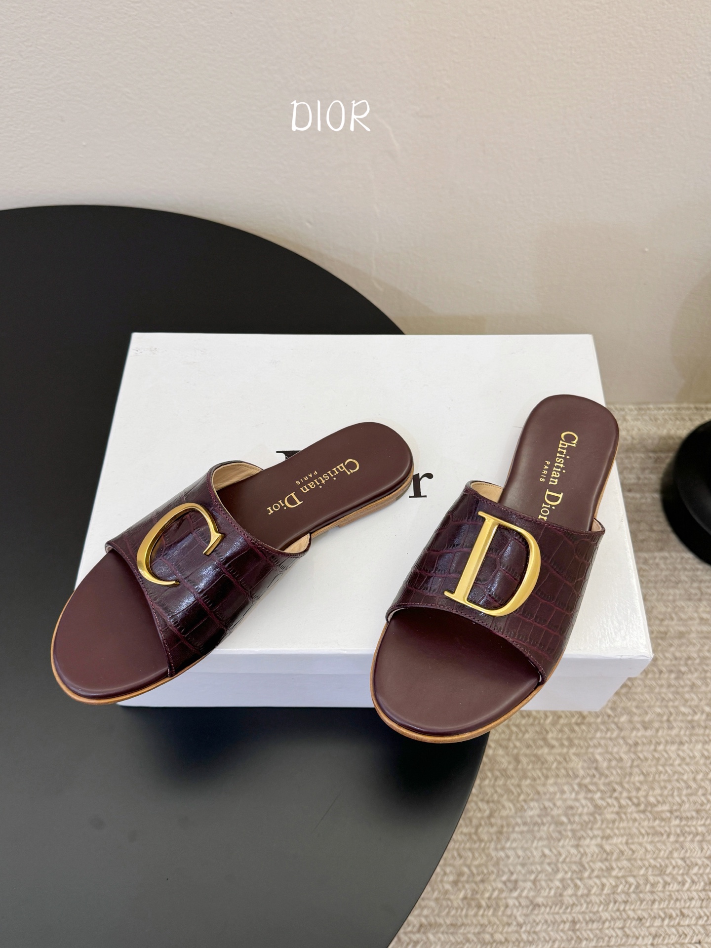 迪奥 Dior 2026 早春新款C‘est 拼色一字拖女鞋 CD字母logo金属扣粗跟圆头露趾凉拖鞋材