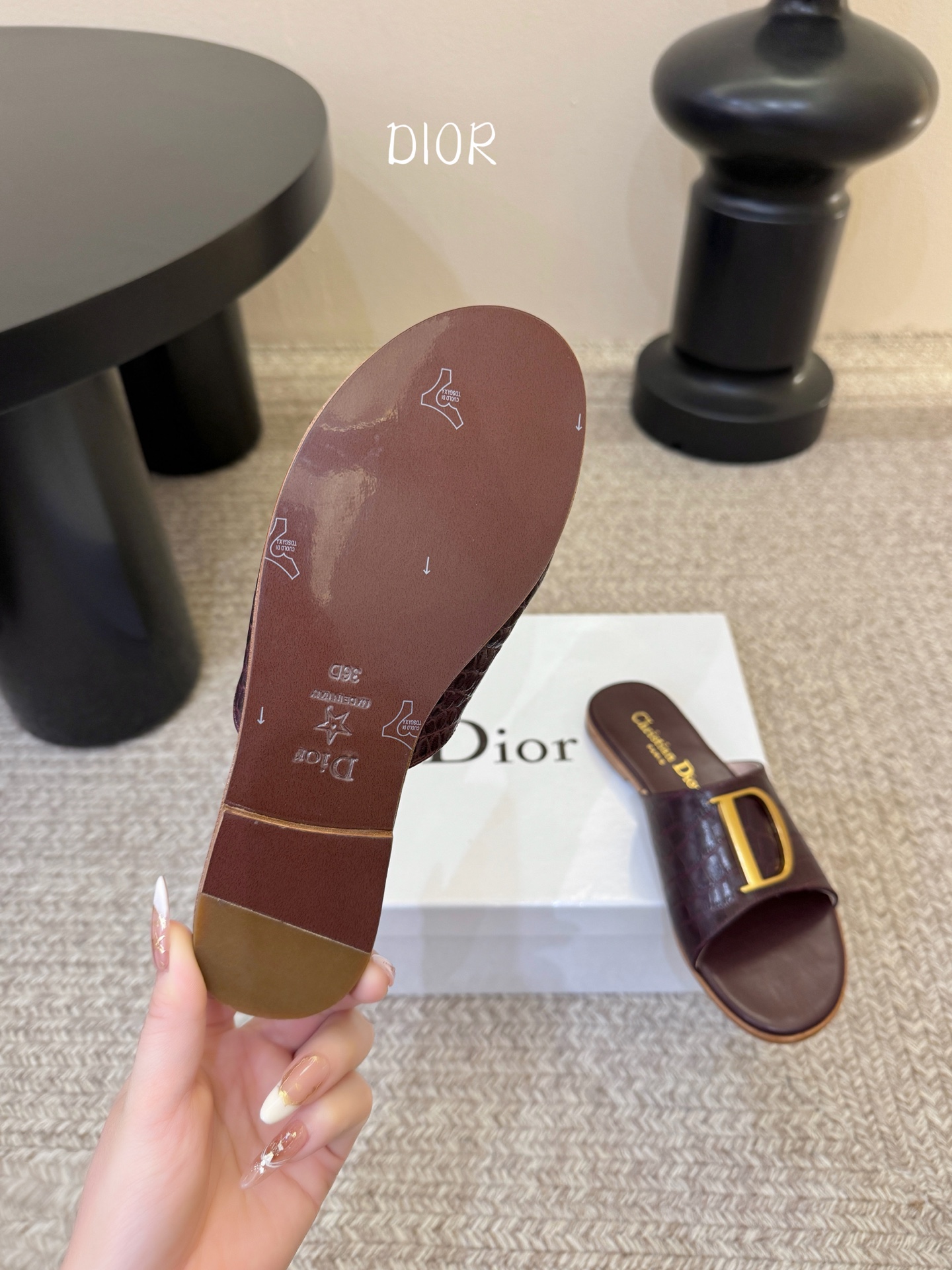 迪奥 Dior 2026 早春新款C‘est 拼色一字拖女鞋 CD字母logo金属扣粗跟圆头露趾凉拖鞋材