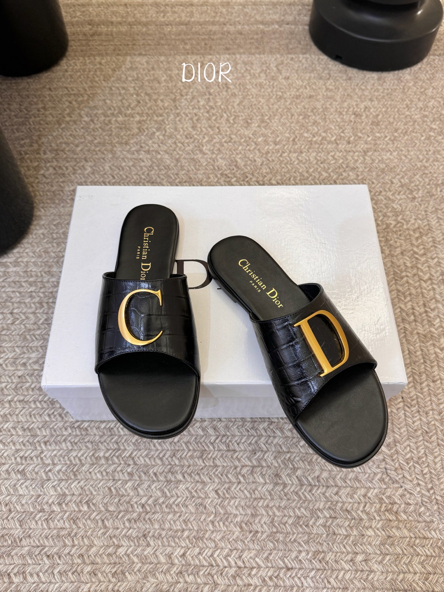 迪奥 Dior 2026 早春新款C‘est 拼色一字拖女鞋 CD字母logo金属扣粗跟圆头露趾凉拖鞋材