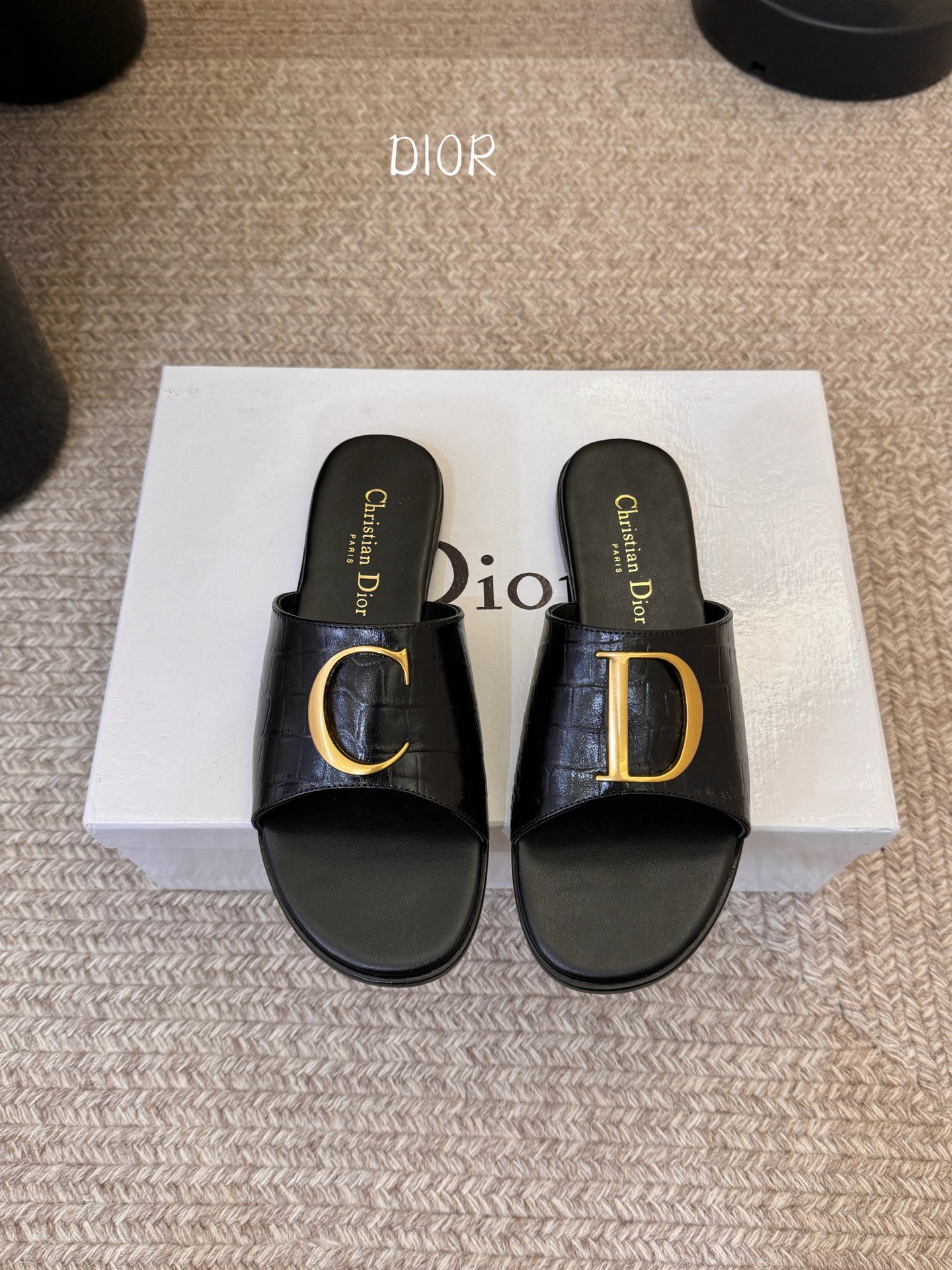 迪奥 Dior 2026 早春新款C‘est 拼色一字拖女鞋 CD字母logo金属扣粗跟圆头露趾凉拖鞋材