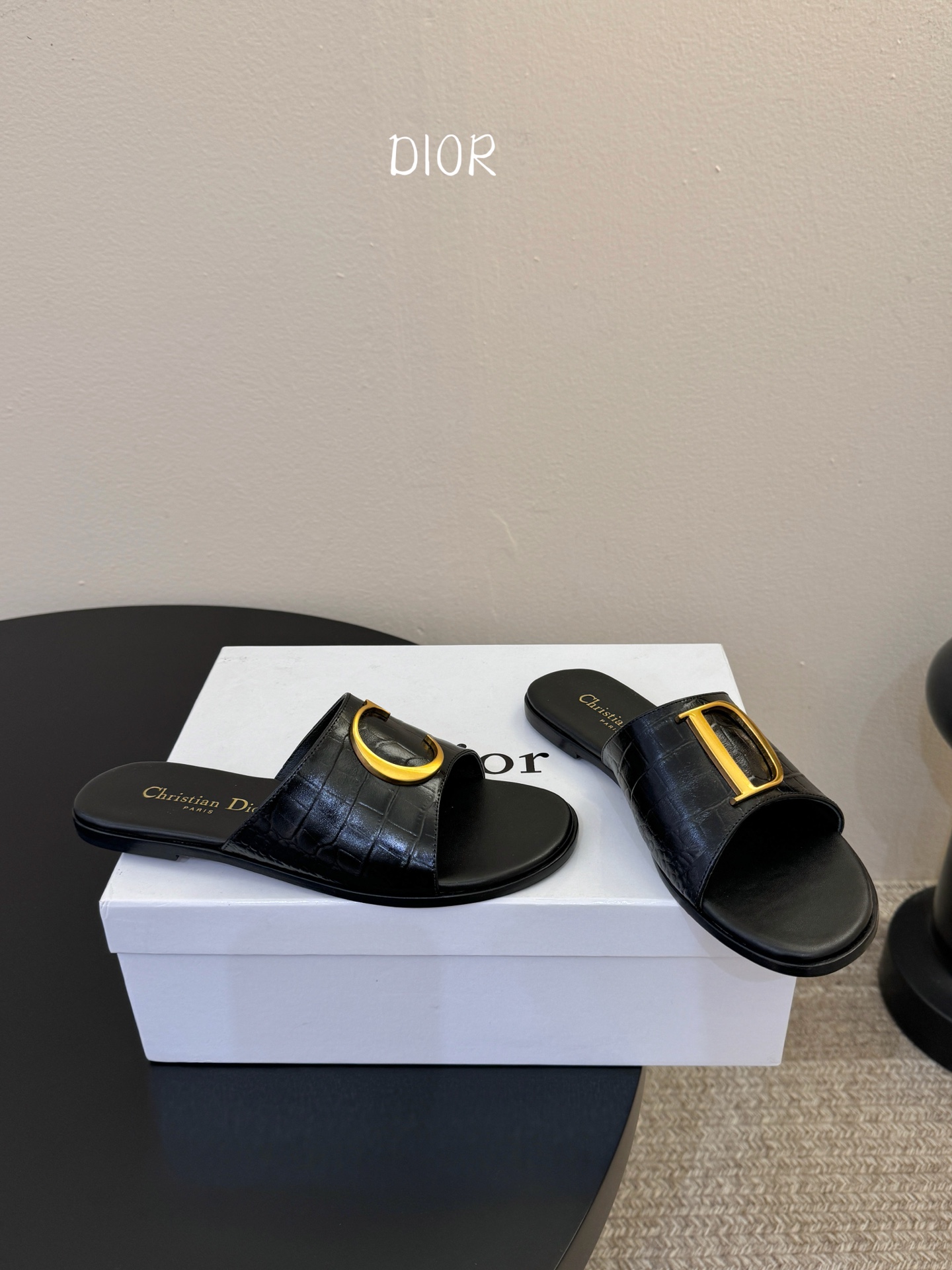 迪奥 Dior 2026 早春新款C‘est 拼色一字拖女鞋 CD字母logo金属扣粗跟圆头露趾凉拖鞋材