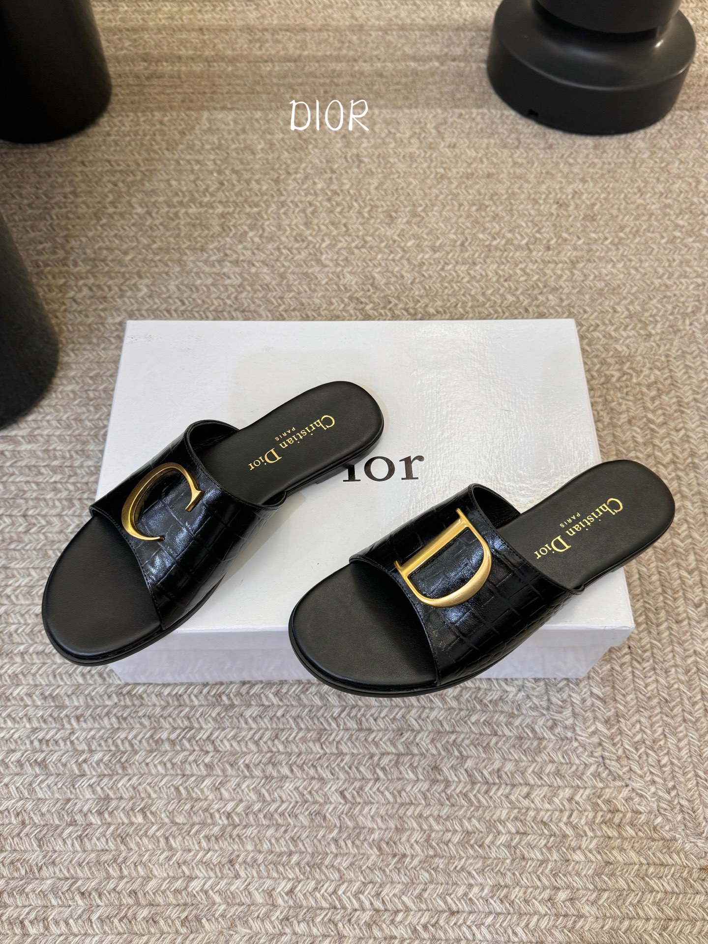 迪奥 Dior 2026 早春新款C‘est 拼色一字拖女鞋 CD字母logo金属扣粗跟圆头露趾凉拖鞋材