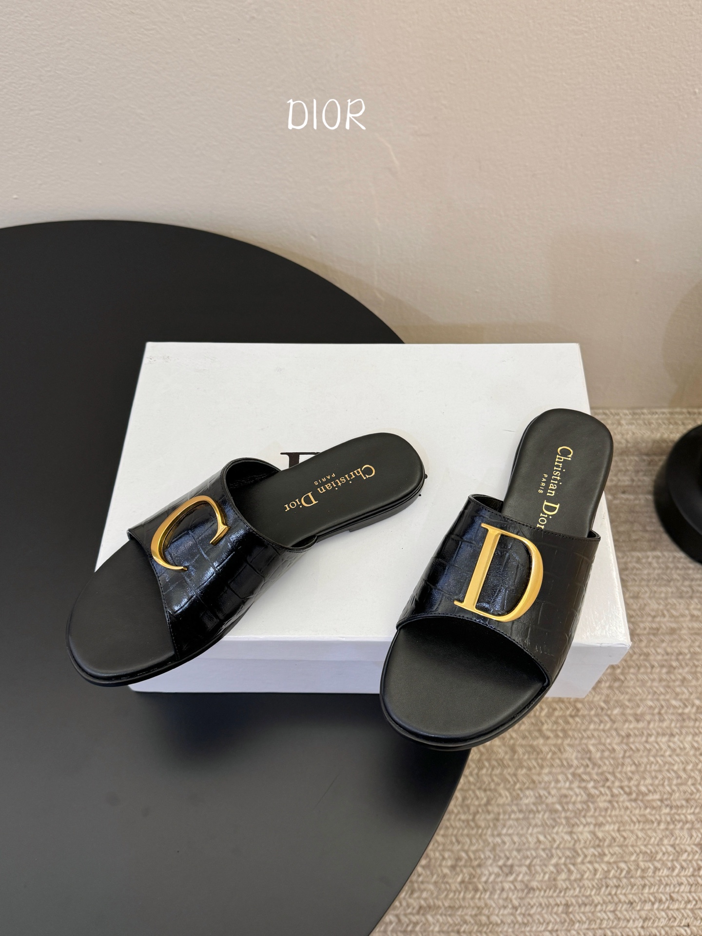 迪奥 Dior 2026 早春新款C‘est 拼色一字拖女鞋 CD字母logo金属扣粗跟圆头露趾凉拖鞋材