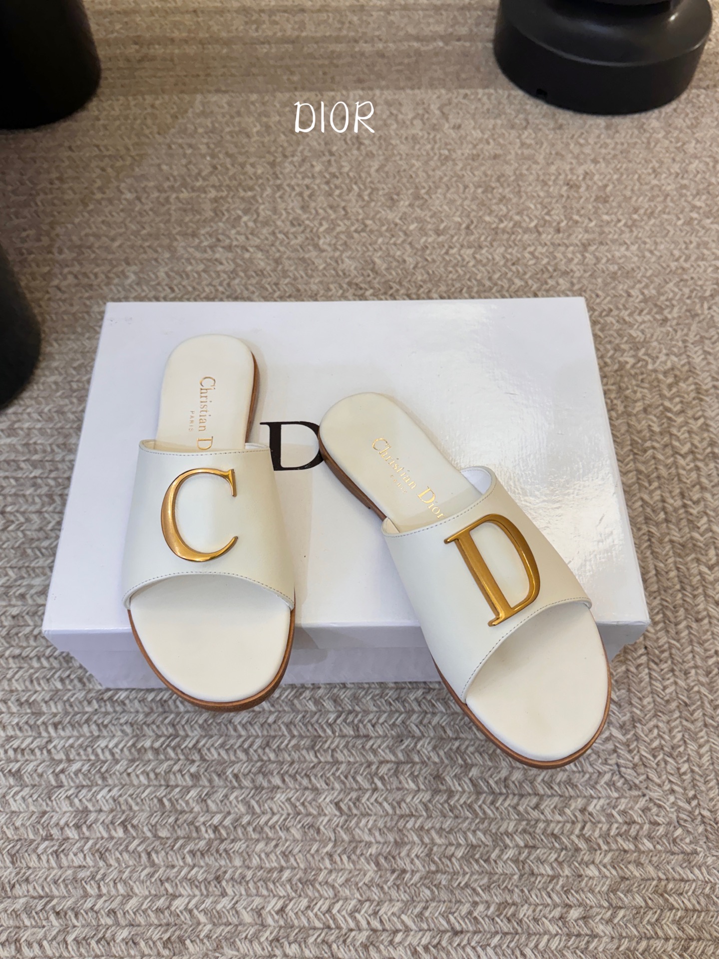 迪奥 Dior 2026 早春新款C‘est 拼色一字拖女鞋 CD字母logo金属扣粗跟圆头露趾凉拖鞋材